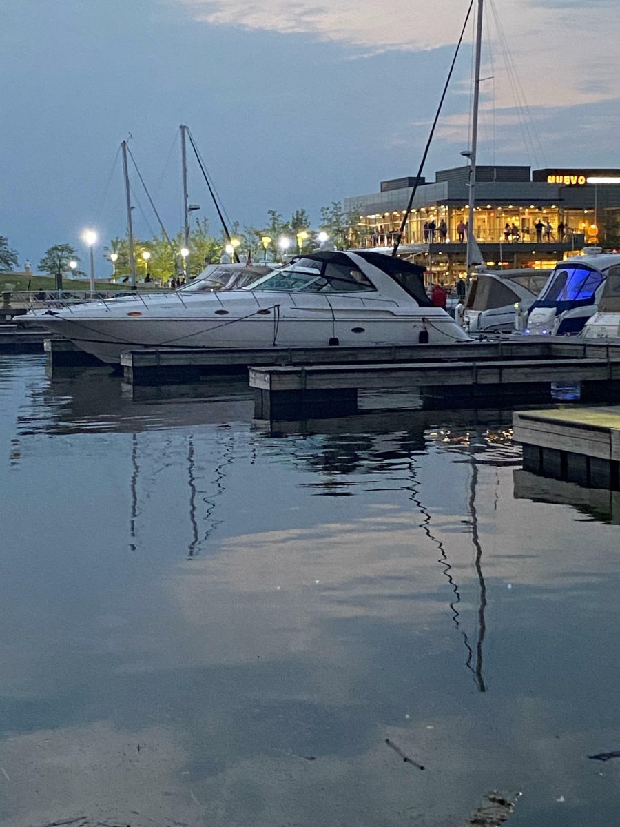 2002 Cruisers Yachts 4270 Express