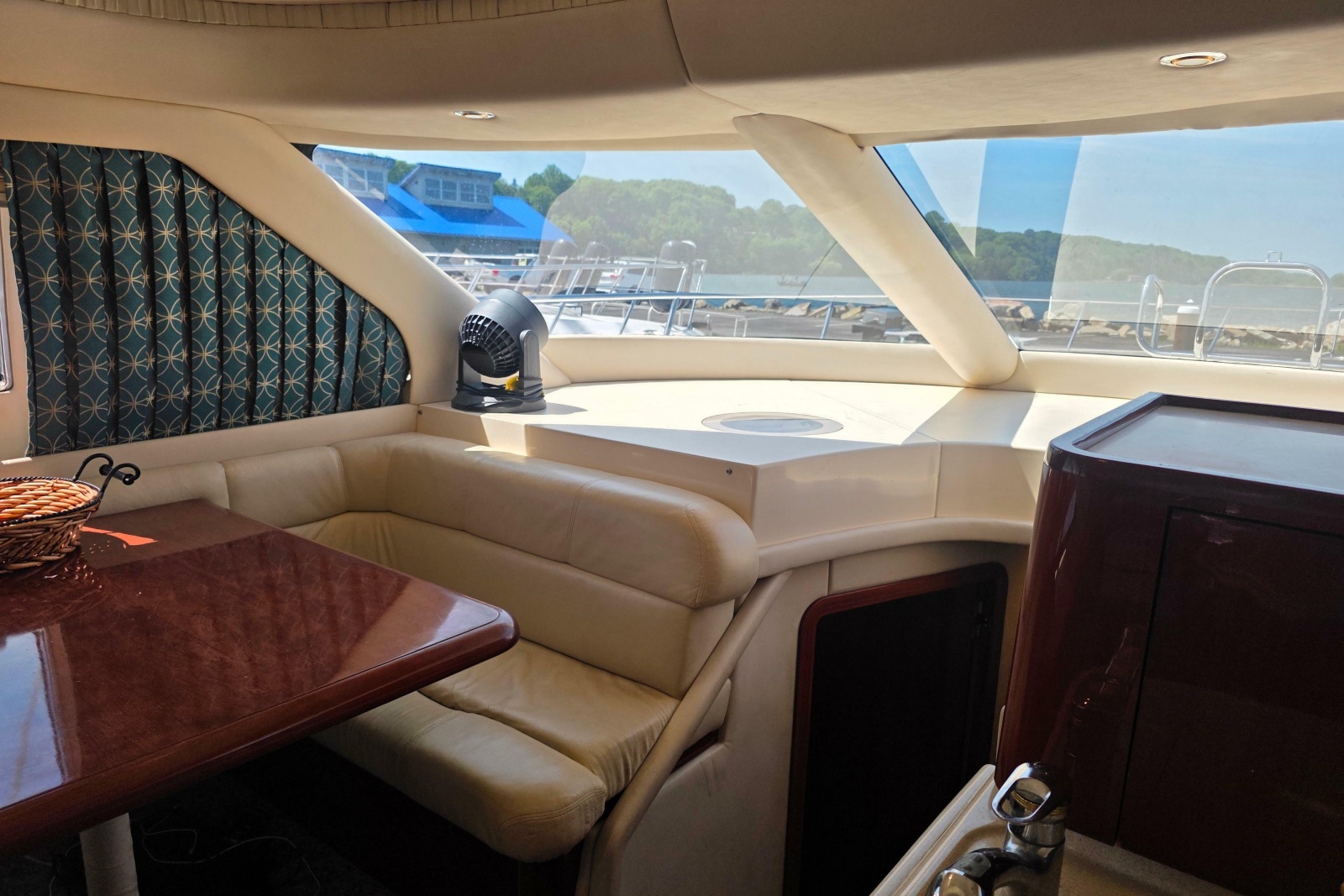 2002 Sea Ray 560 Sedan Bridge