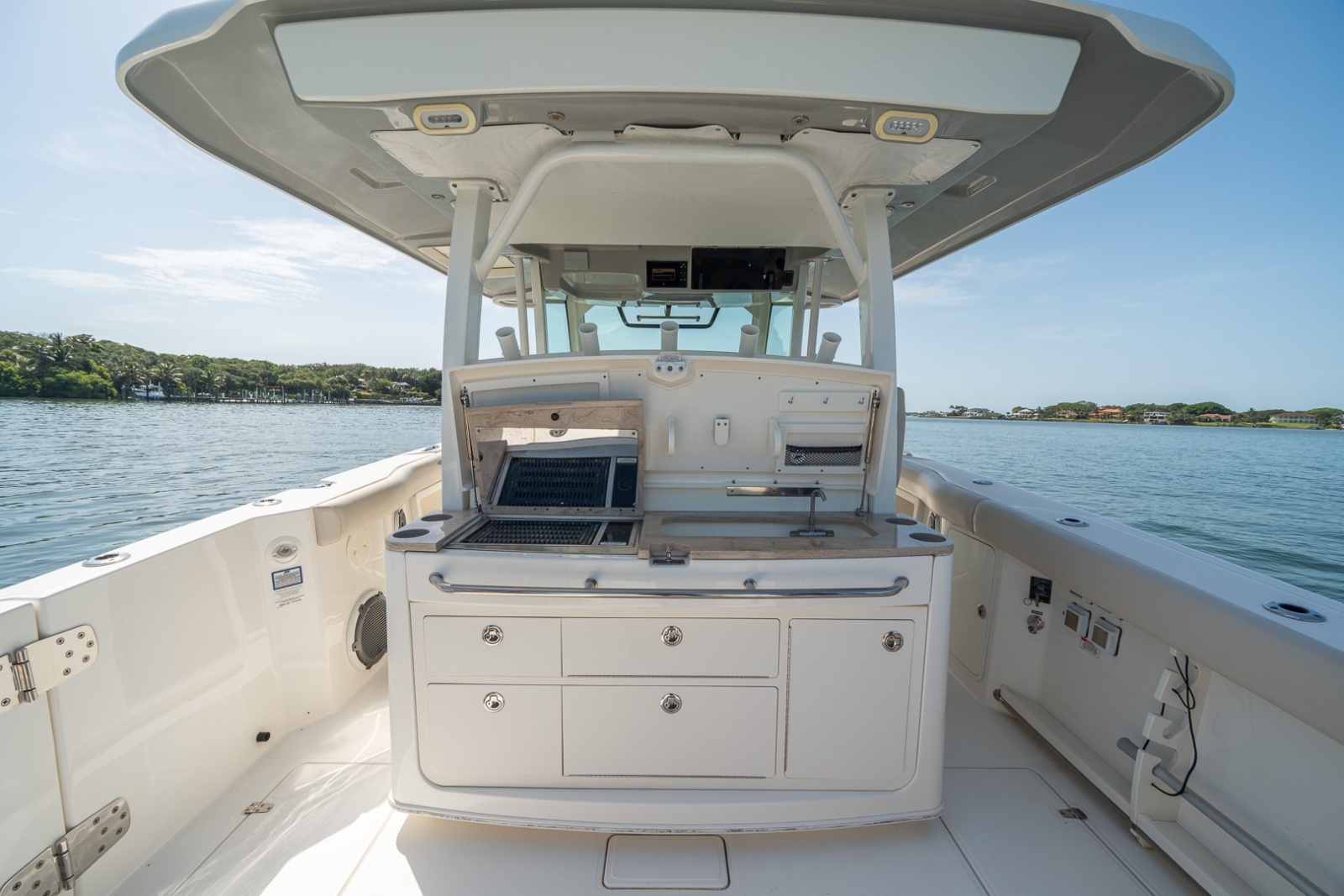 Boston Whaler 380 Outrage - Worth the Tiempo