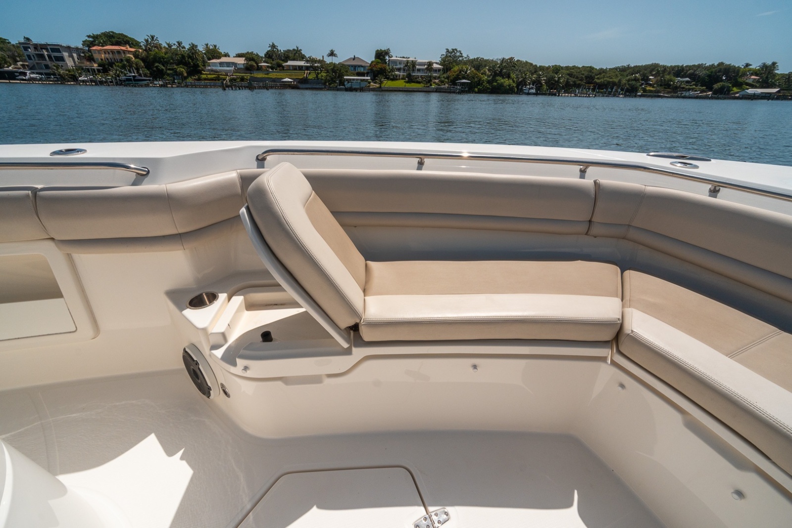 Boston Whaler 380 Outrage - Worth the Tiempo