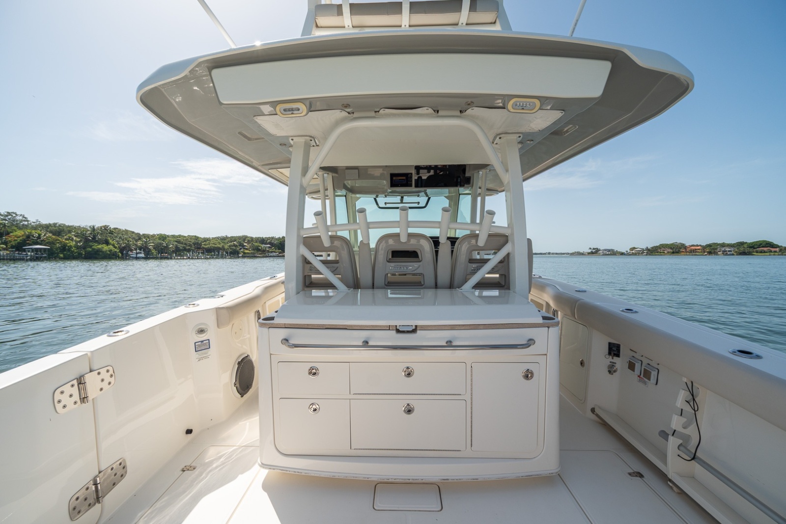Boston Whaler 380 Outrage - Worth the Tiempo