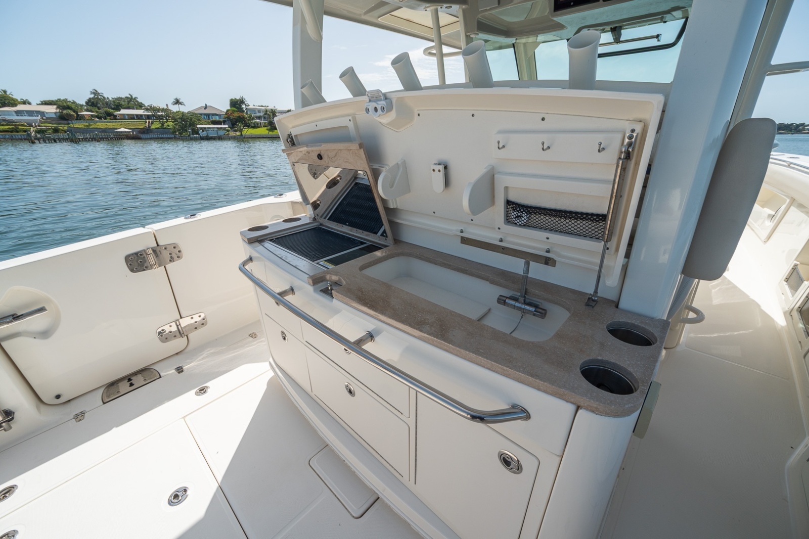 Boston Whaler 380 Outrage - Worth the Tiempo