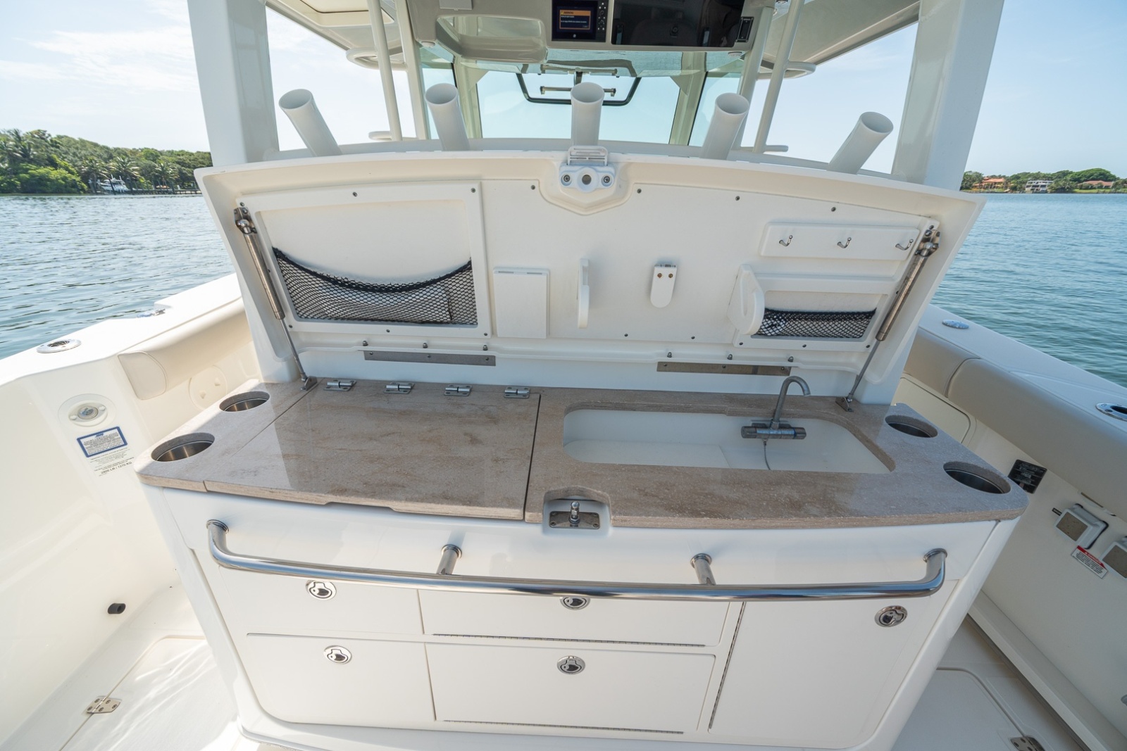 Boston Whaler 380 Outrage - Worth the Tiempo