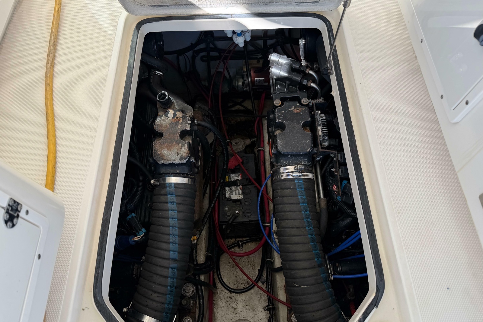 2001 Pursuit 3000 Express
