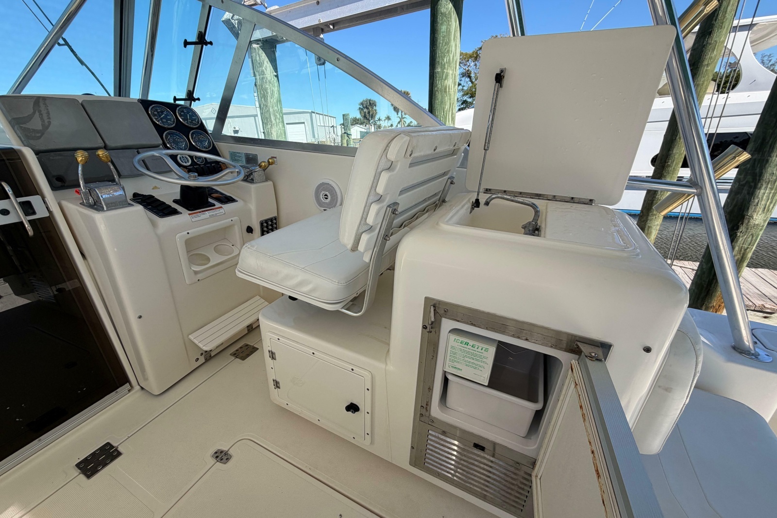 2001 Pursuit 3000 Express