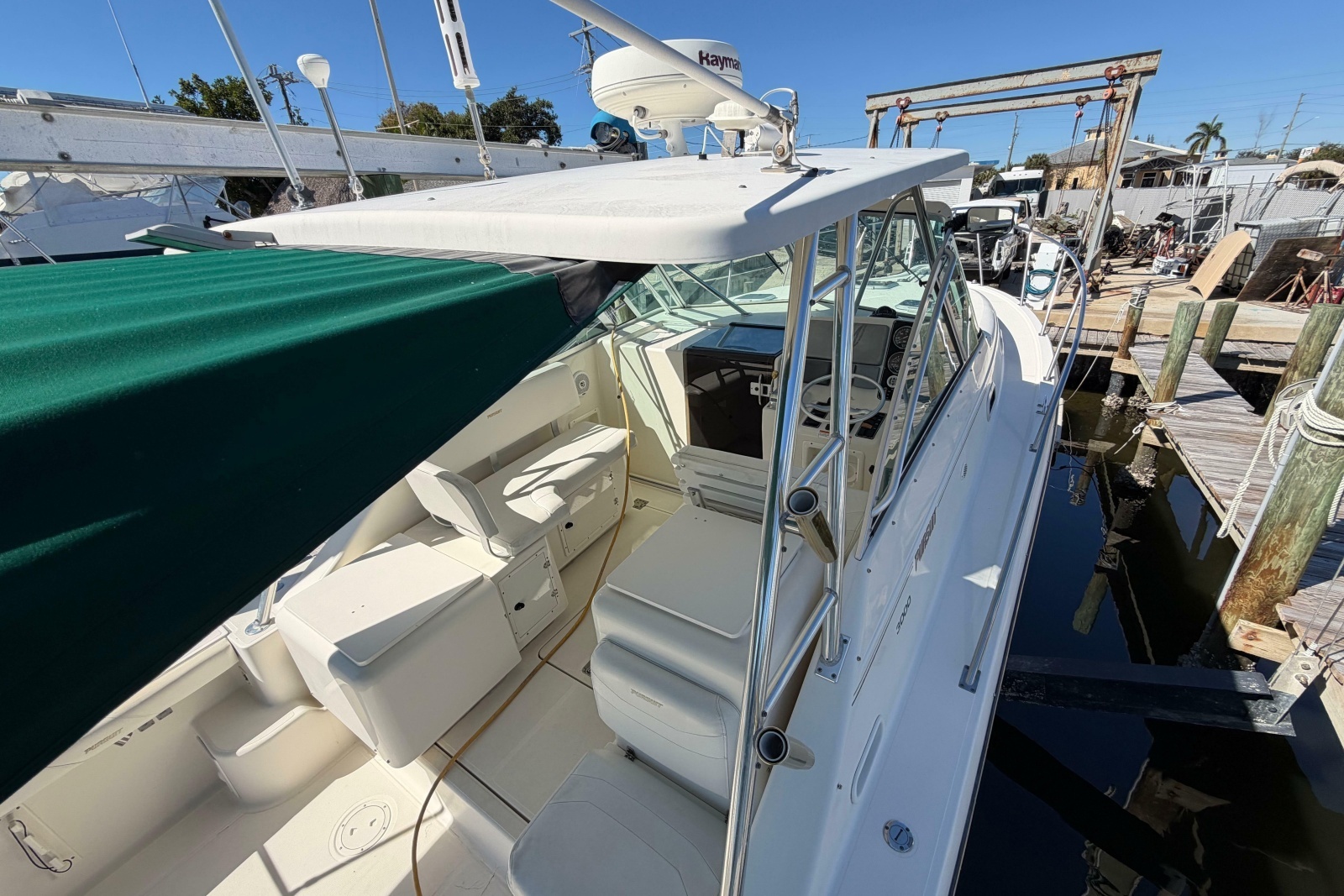 2001 Pursuit 3000 Express
