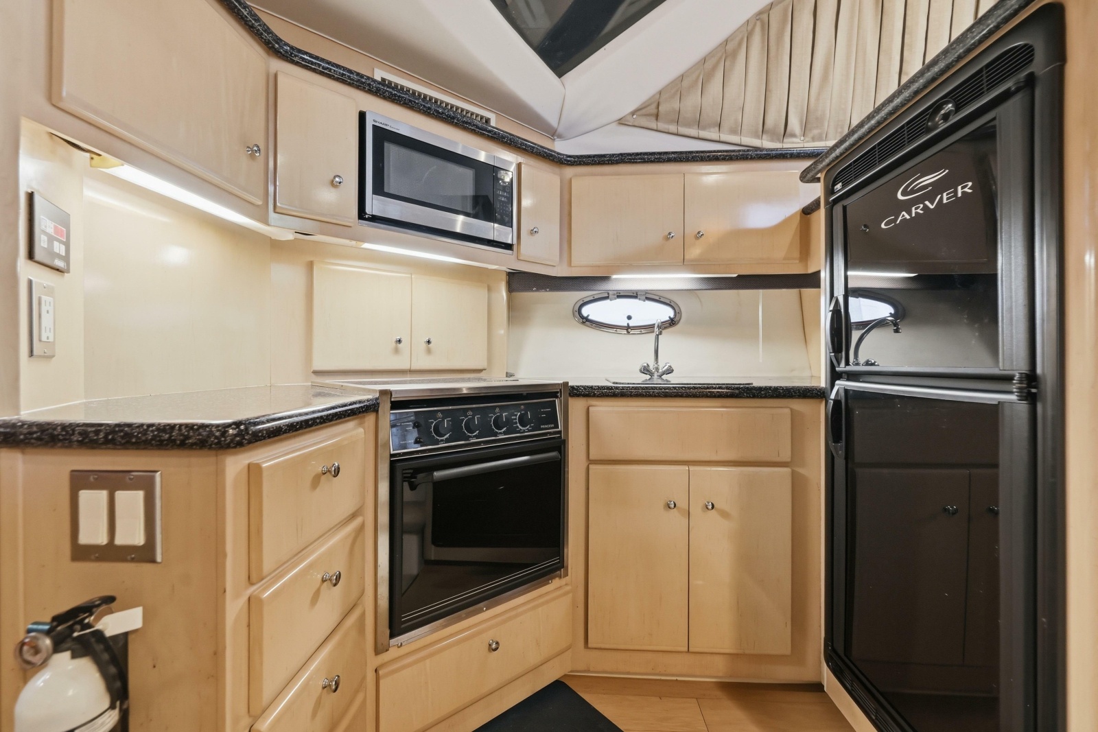 2000 Carver 406 Aft Cabin Motor Yacht