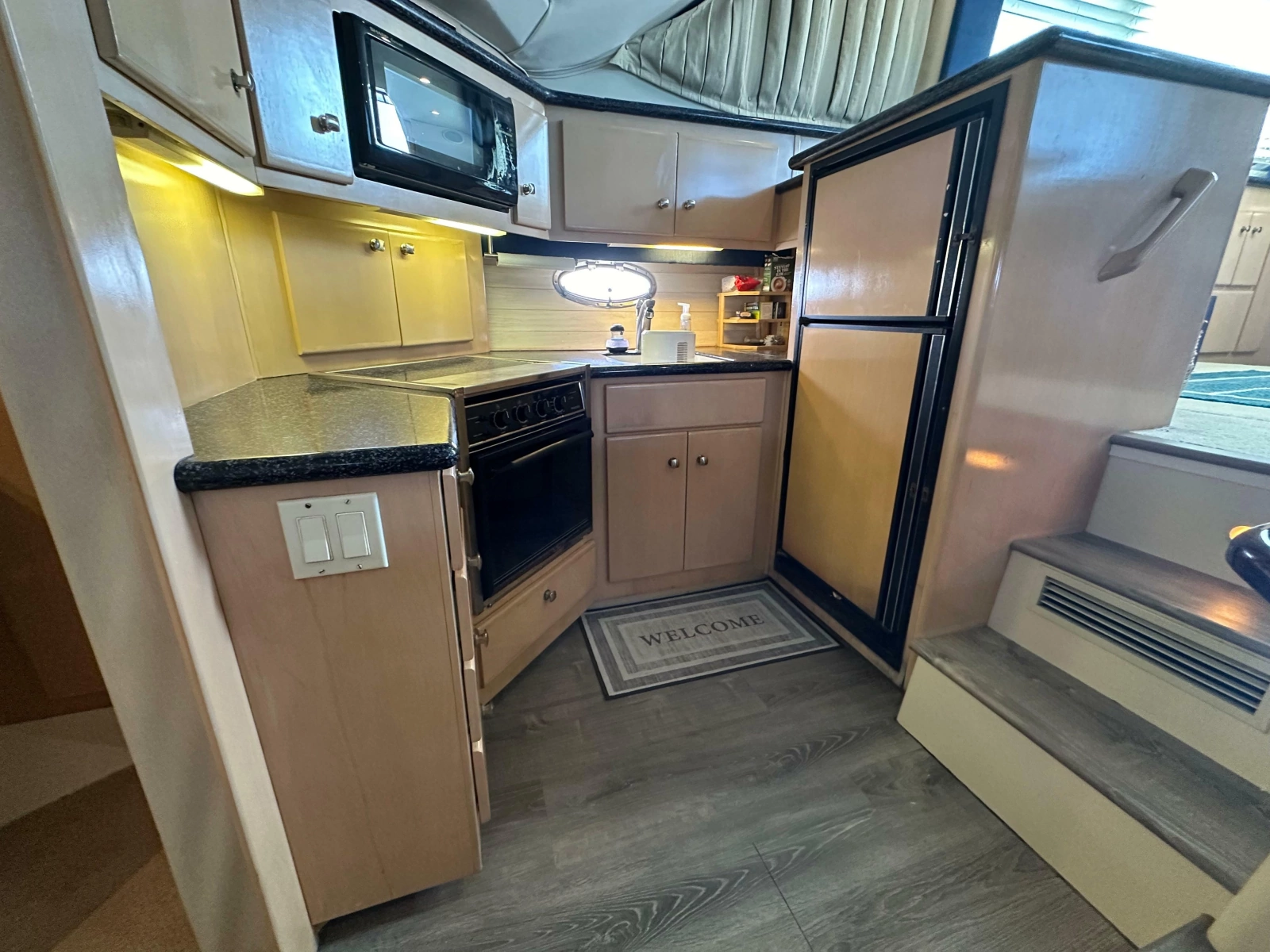 2000 Carver 406 Aft Cabin Motor Yacht