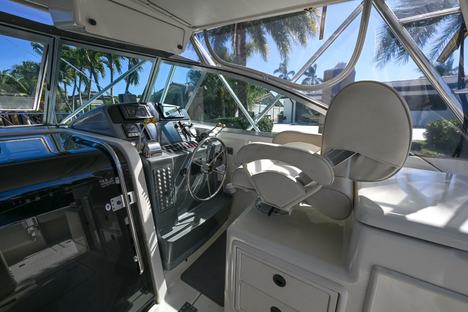 2000 Pursuit 3400 Express