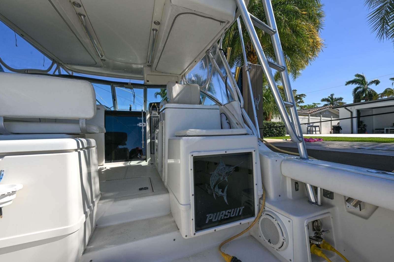 2000 Pursuit 3400 Express