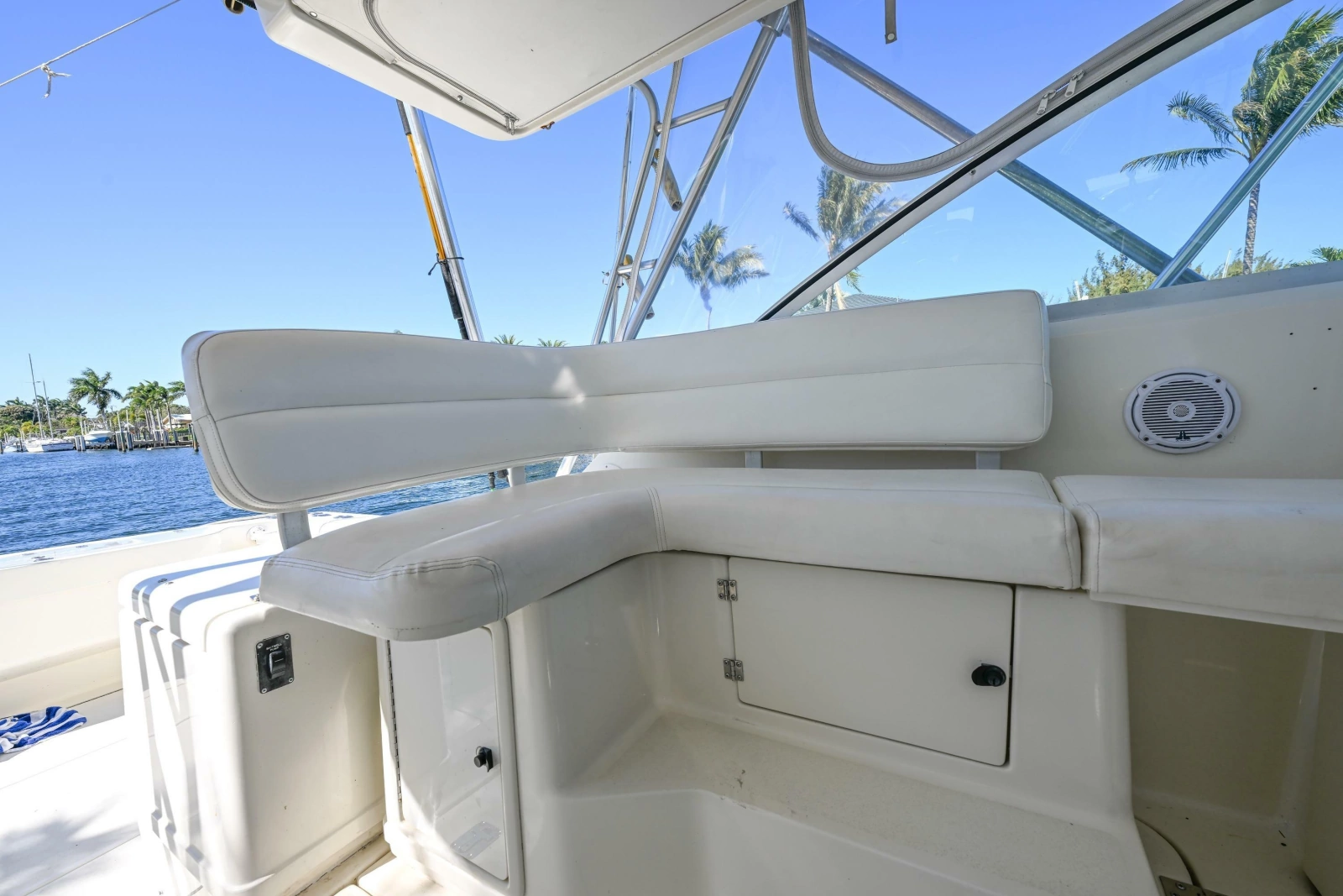 2000 Pursuit 3400 Express