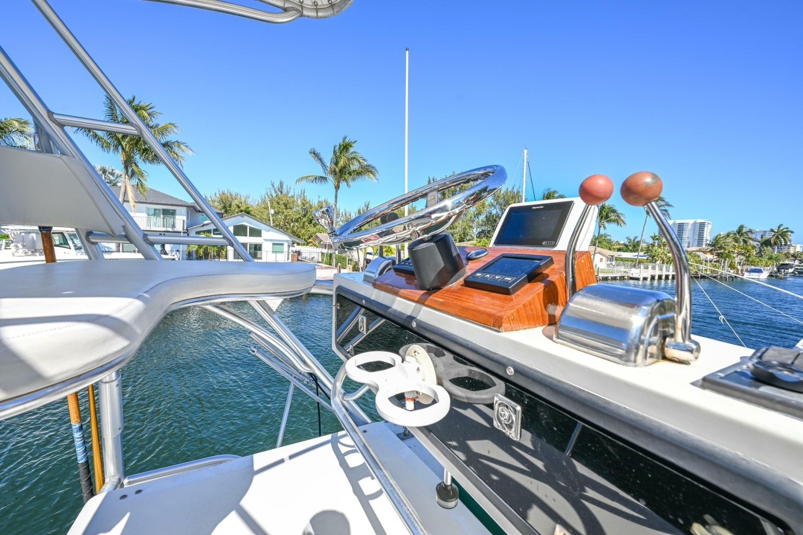 2000 Pursuit 3400 Express