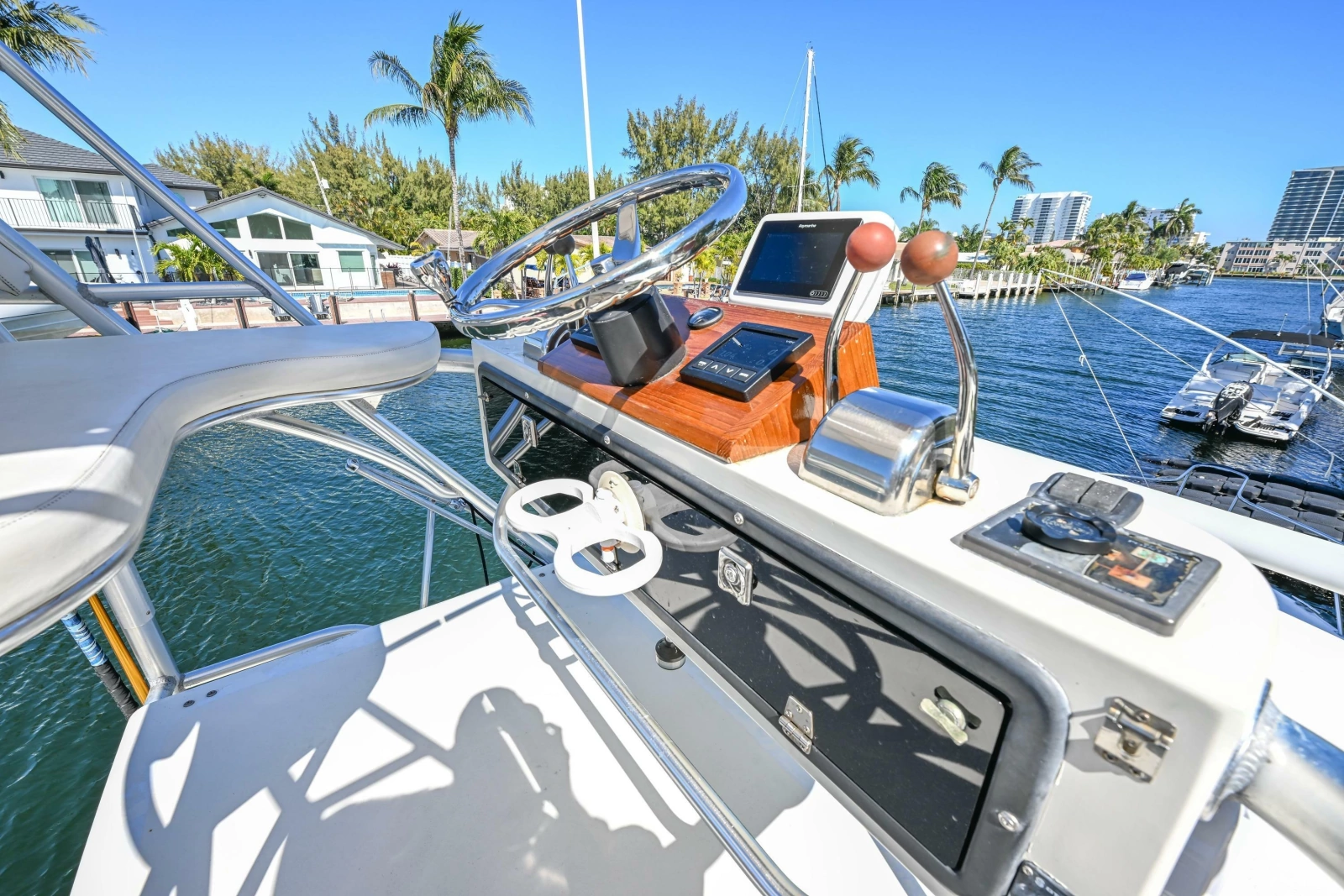 2000 Pursuit 3400 Express