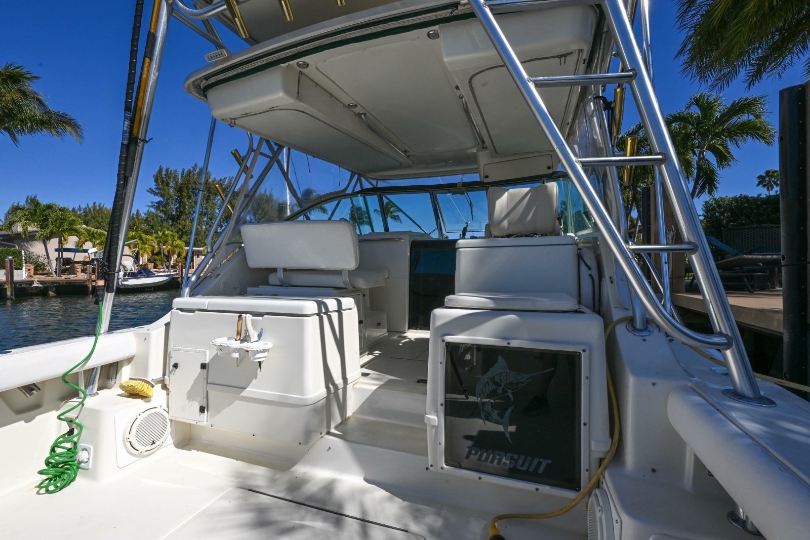 2000 Pursuit 3400 Express