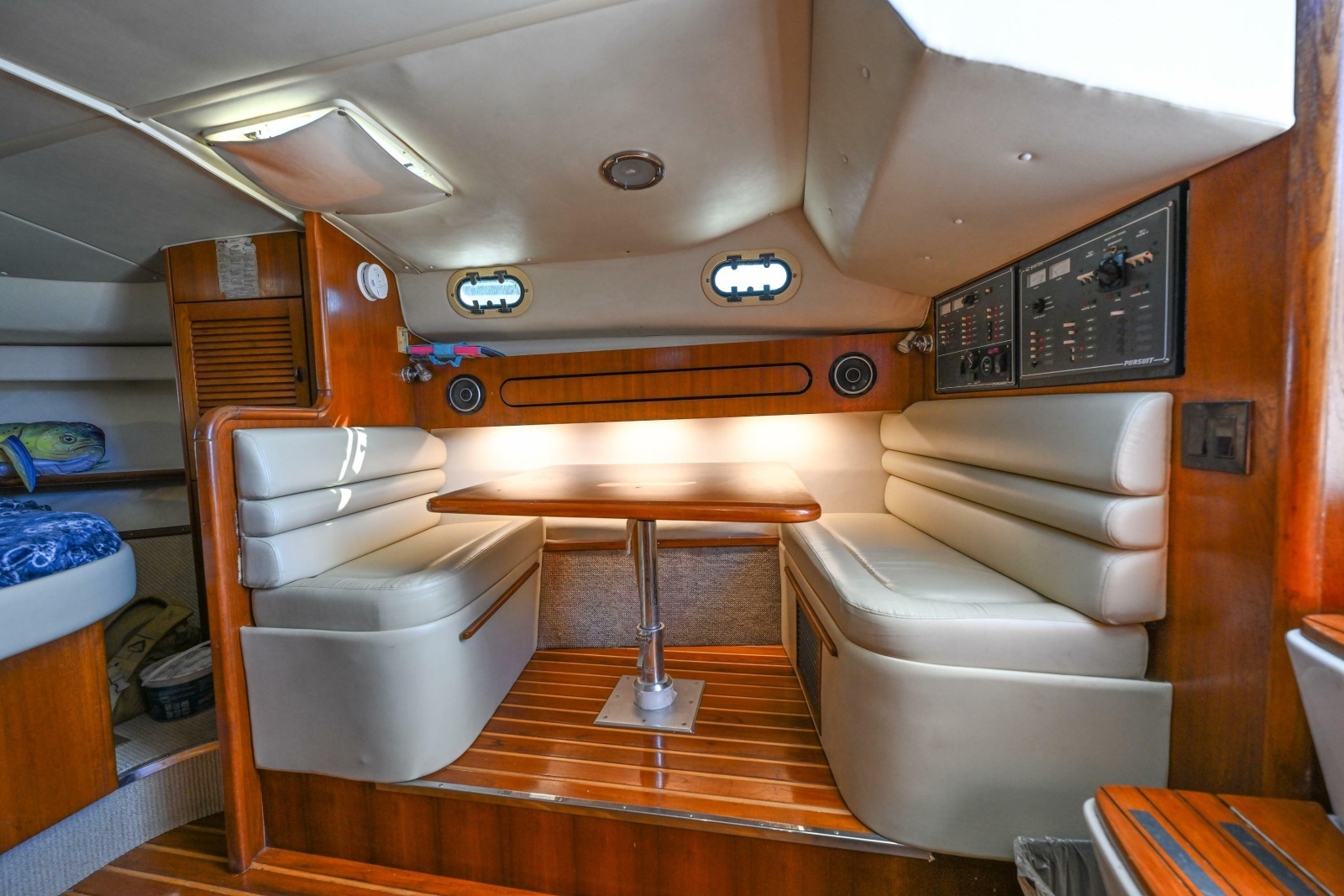 2000 Pursuit 3400 Express