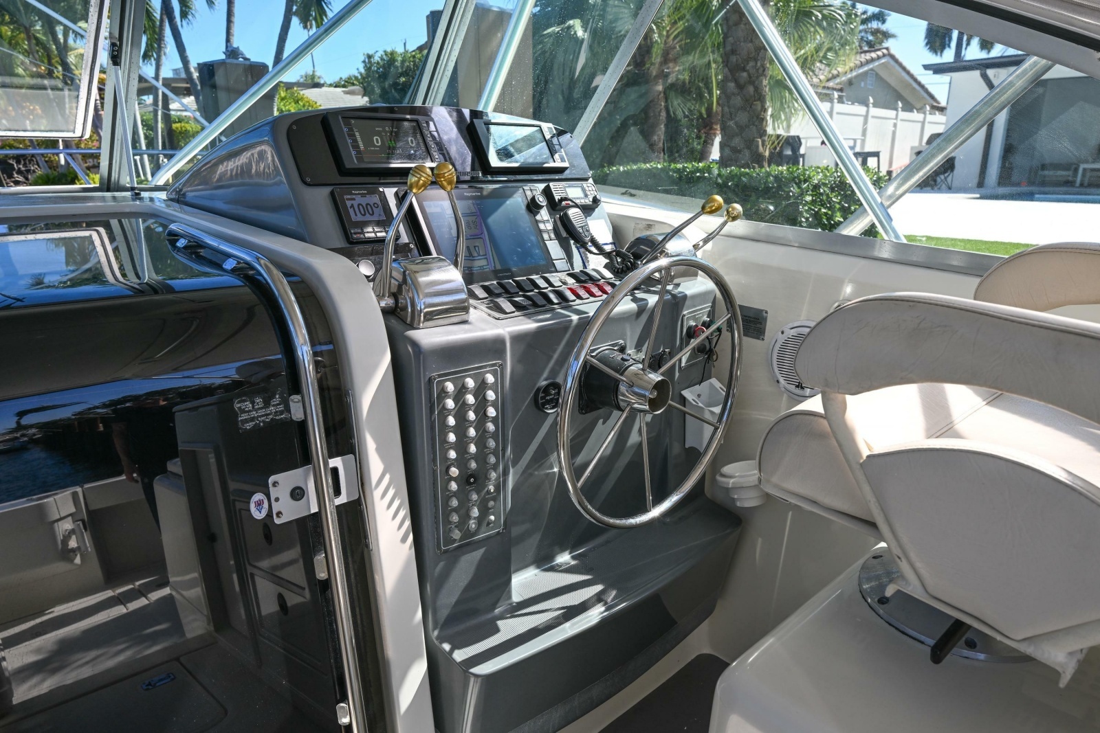 2000 Pursuit 3400 Express