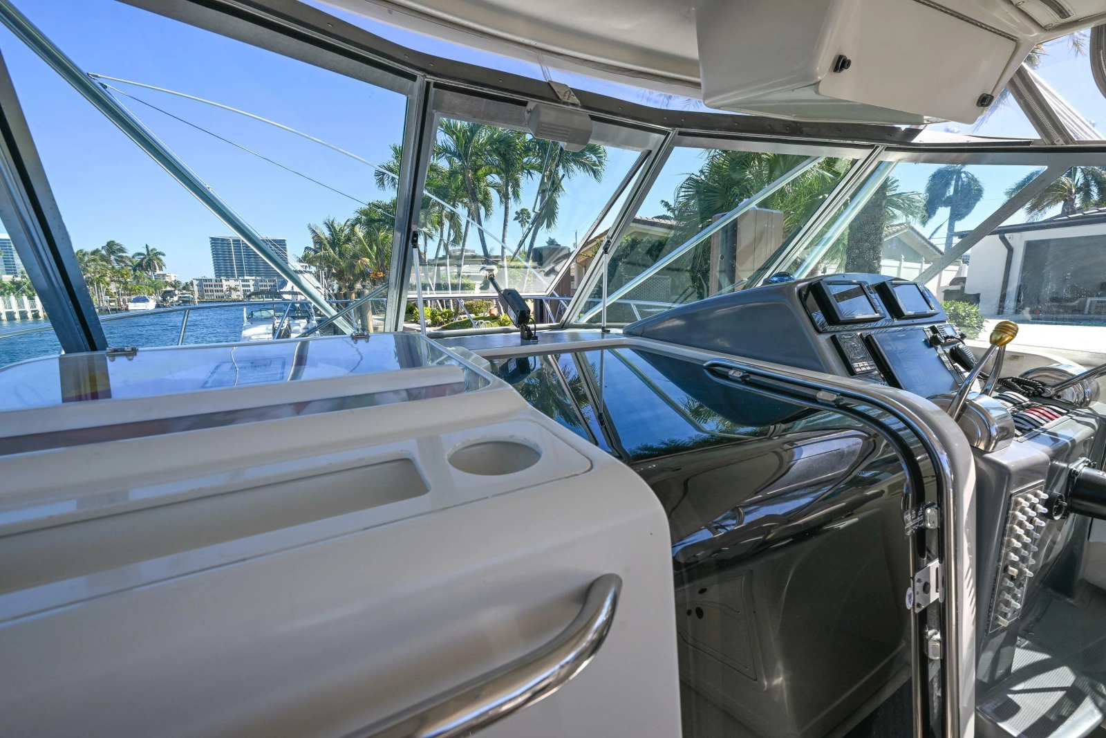 2000 Pursuit 3400 Express
