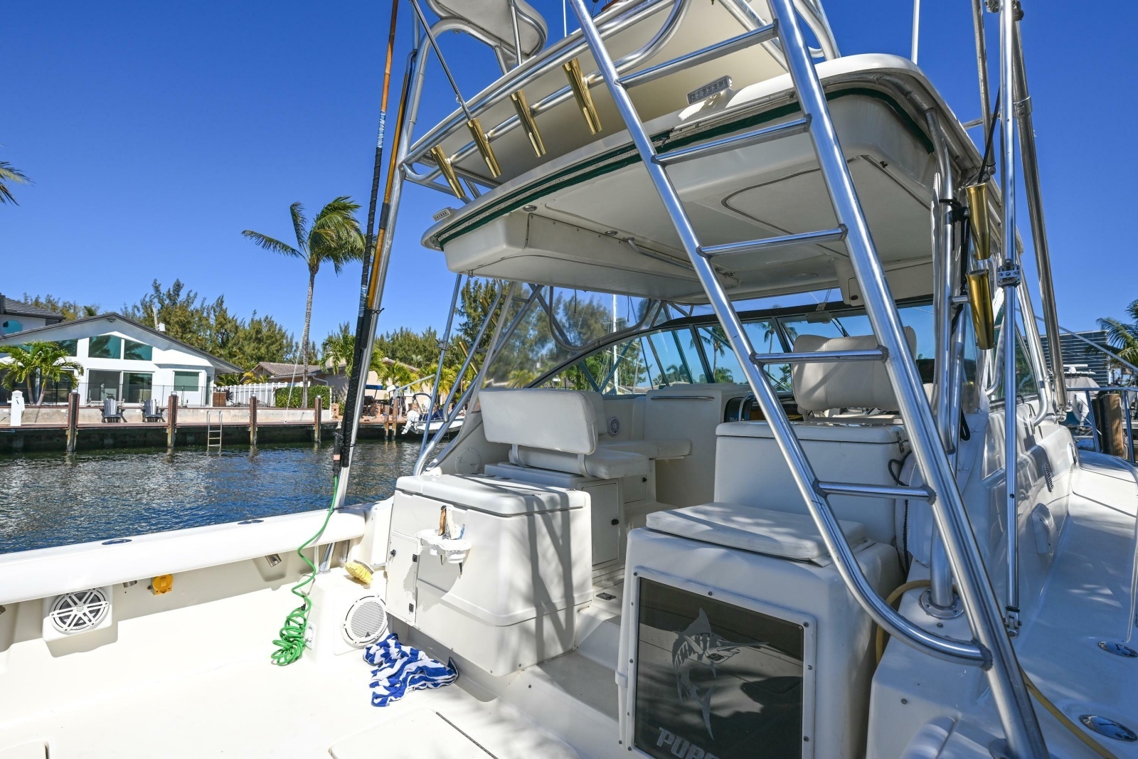 2000 Pursuit 3400 Express