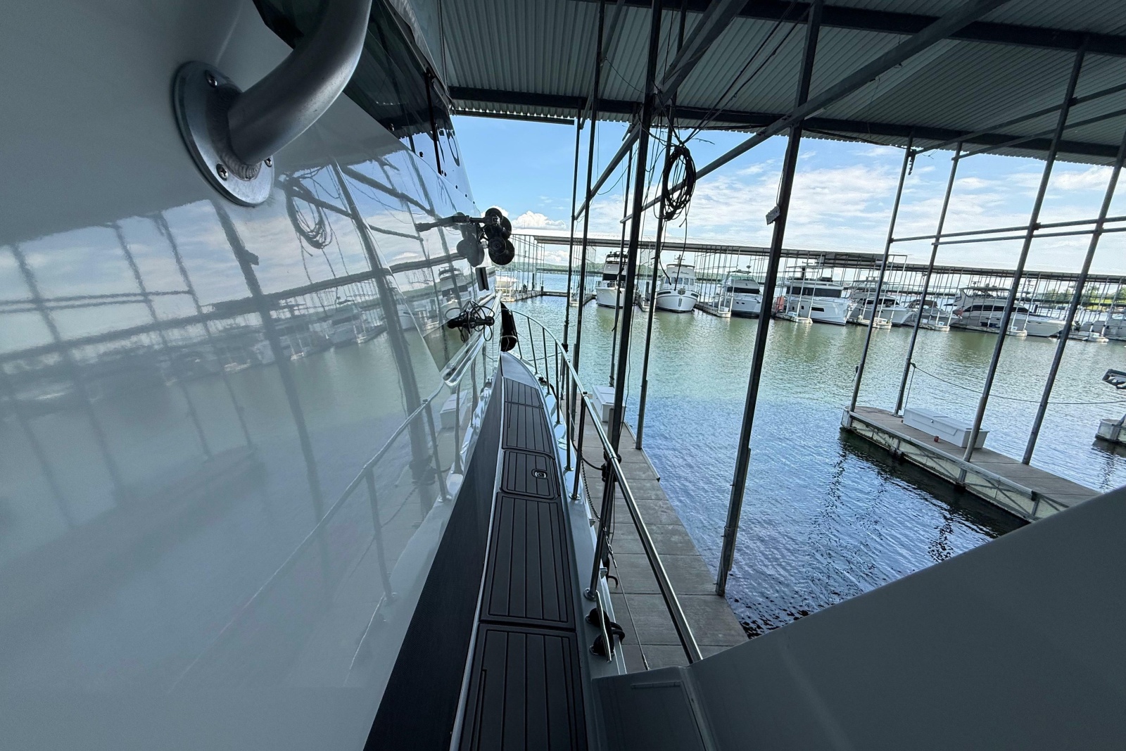 1998 Hatteras 52 Sport Deck Motor Yacht