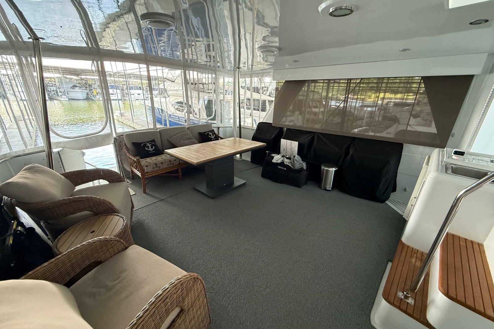 1998 Hatteras 52 Sport Deck Motor Yacht