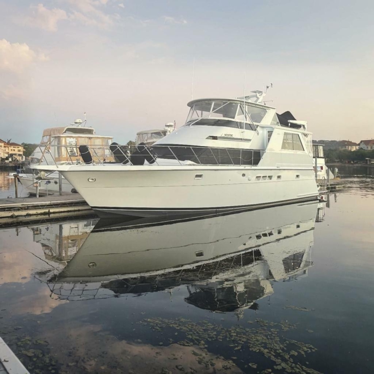 1998 Hatteras 52 Sport Deck Motor Yacht