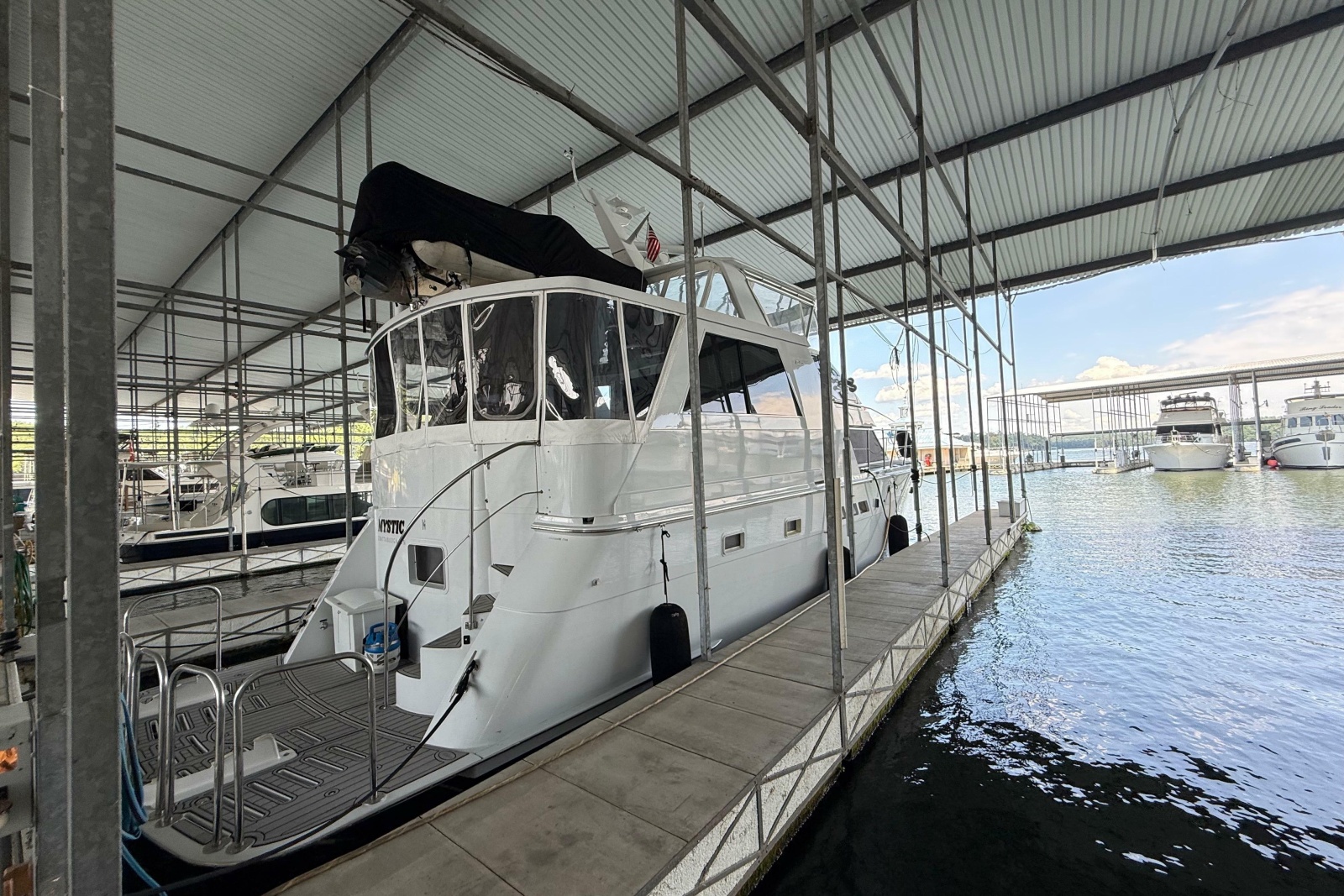 1998 Hatteras 52 Sport Deck Motor Yacht
