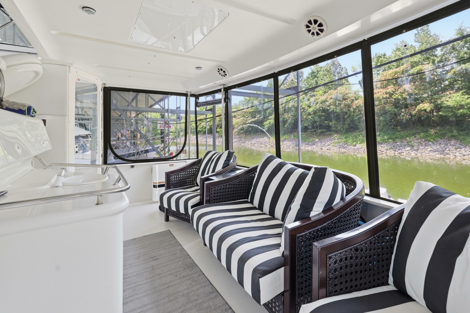 1997 Sea Ray 370 Aft Cabin