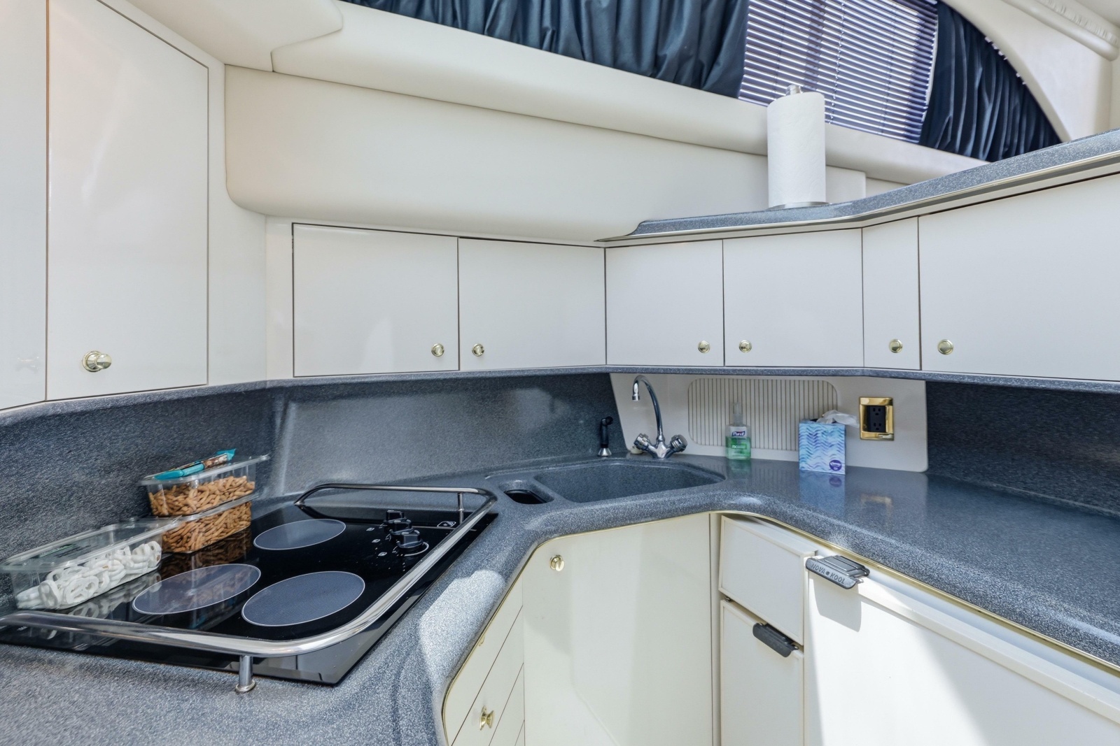 1997 Sea Ray 370 Aft Cabin