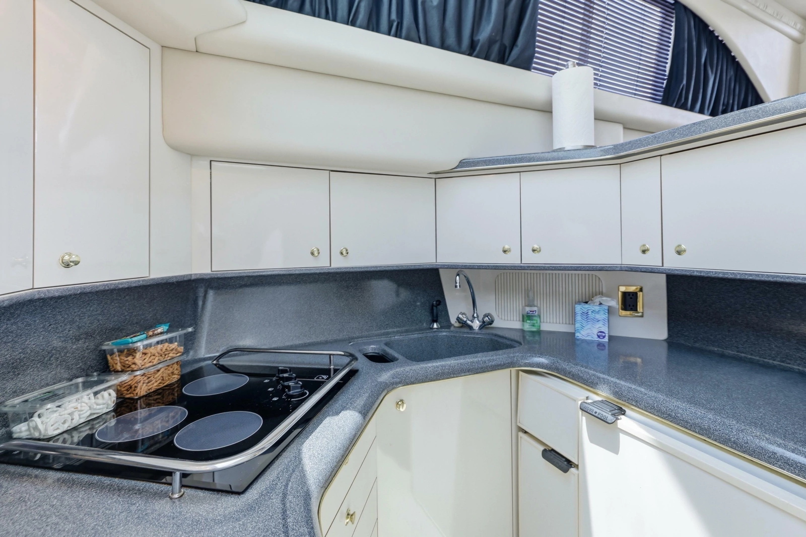 1997 Sea Ray 370 Aft Cabin