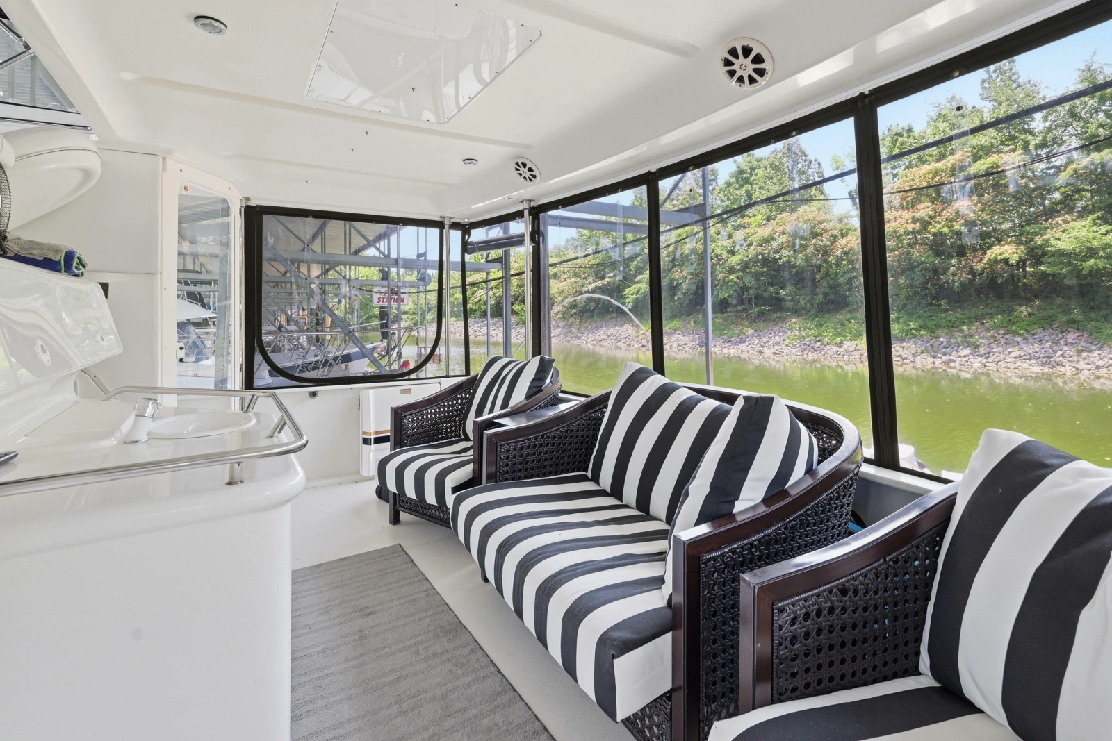 1997 Sea Ray 370 Aft Cabin