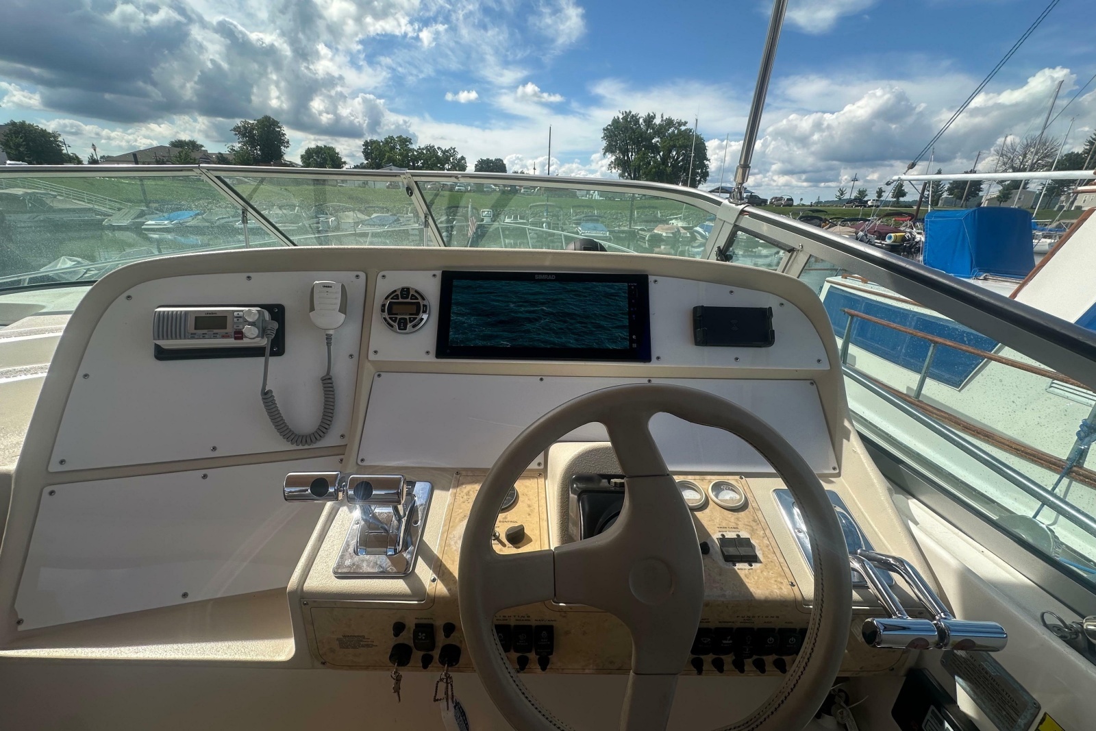 1995 Cruisers Yachts 3575 Esprit