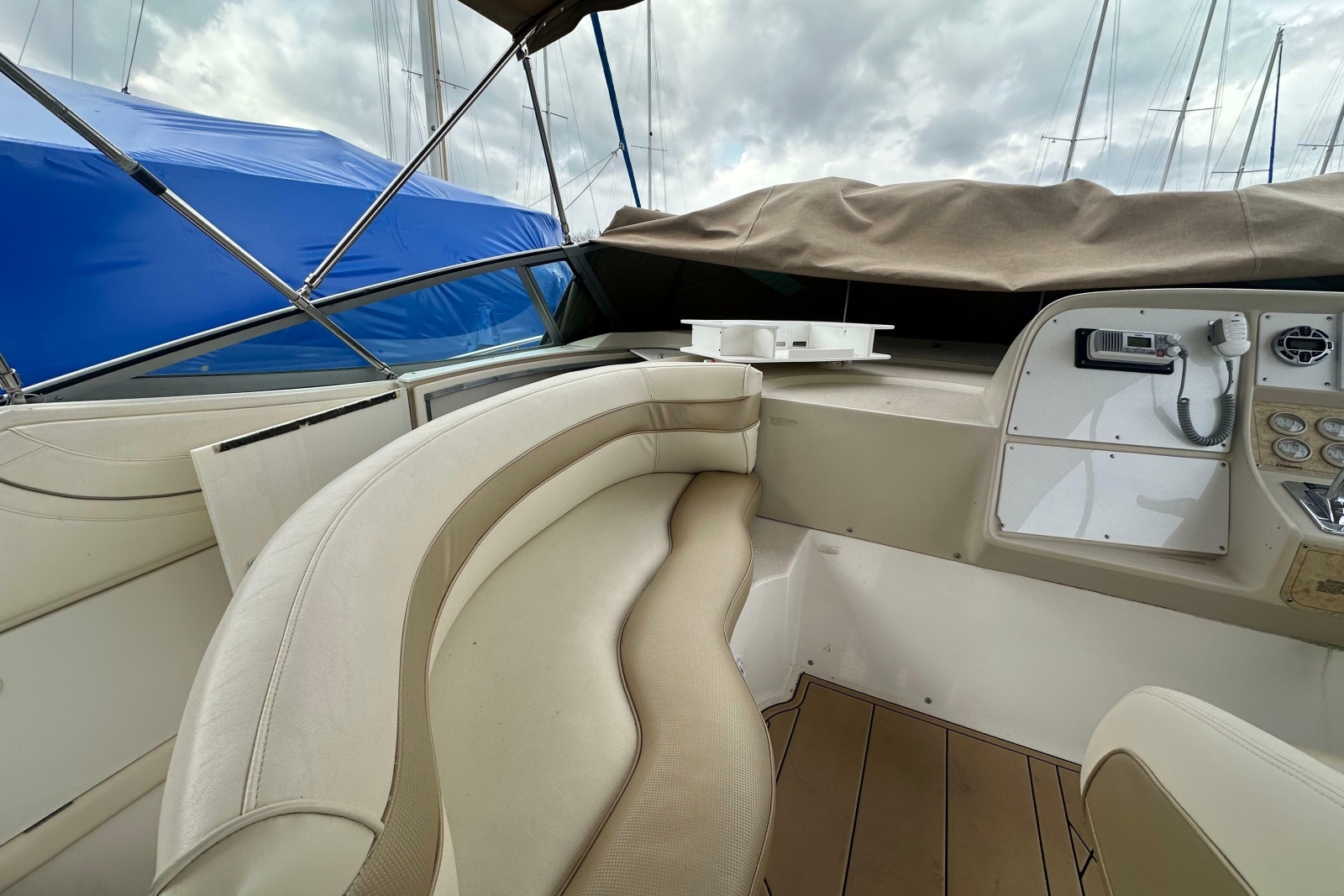 1995 Cruisers Yachts 3575 Esprit