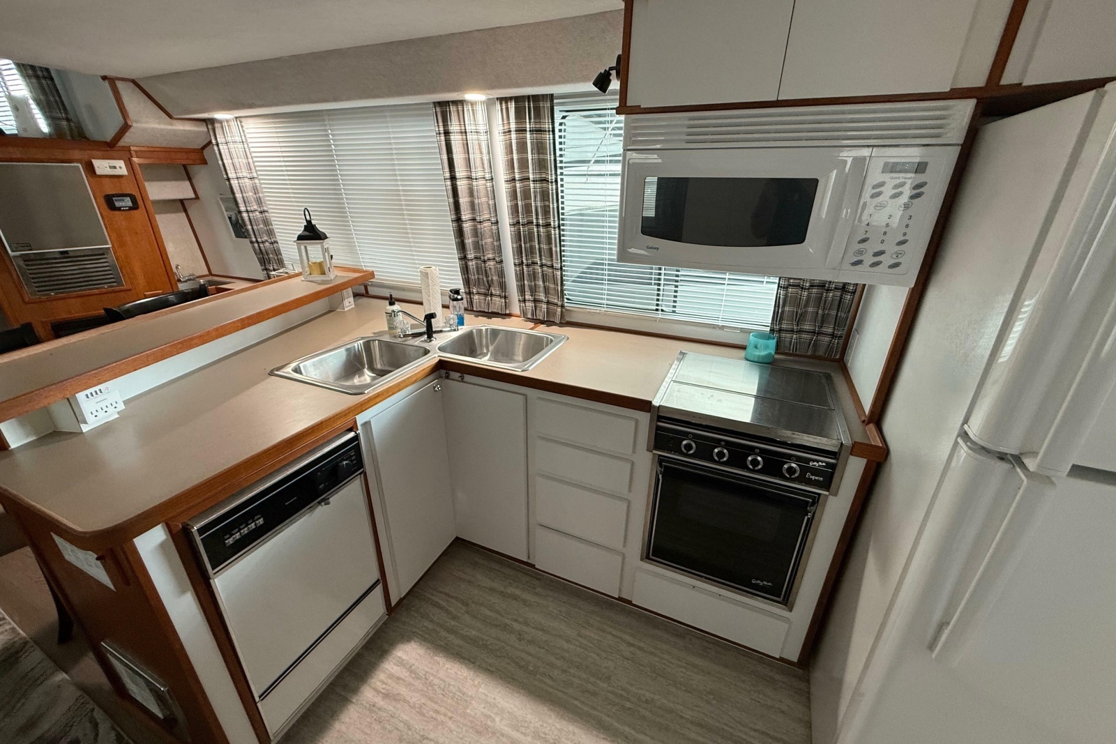1995 Harbor Master 52 Wide Body