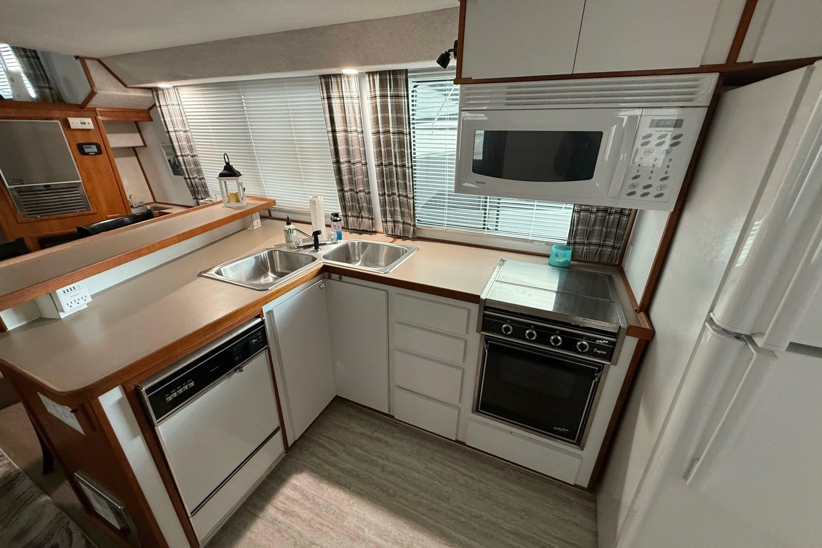 1995 Harbor Master 52 Wide Body