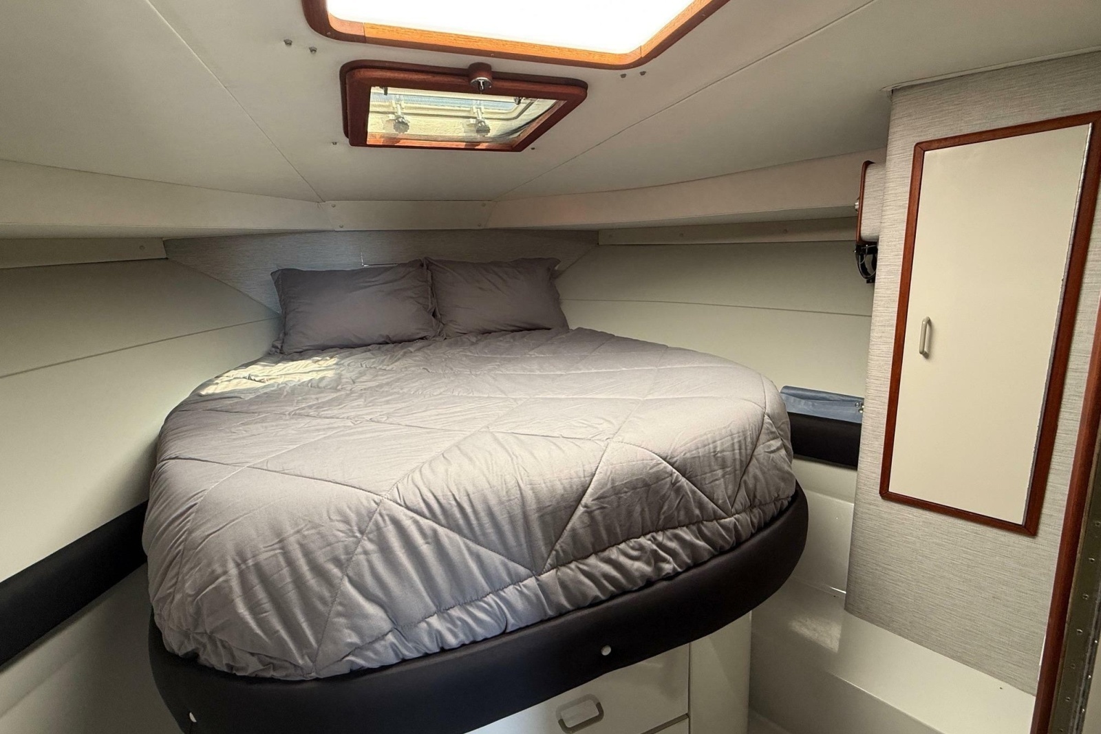 33ft Phoenix Yacht For Sale