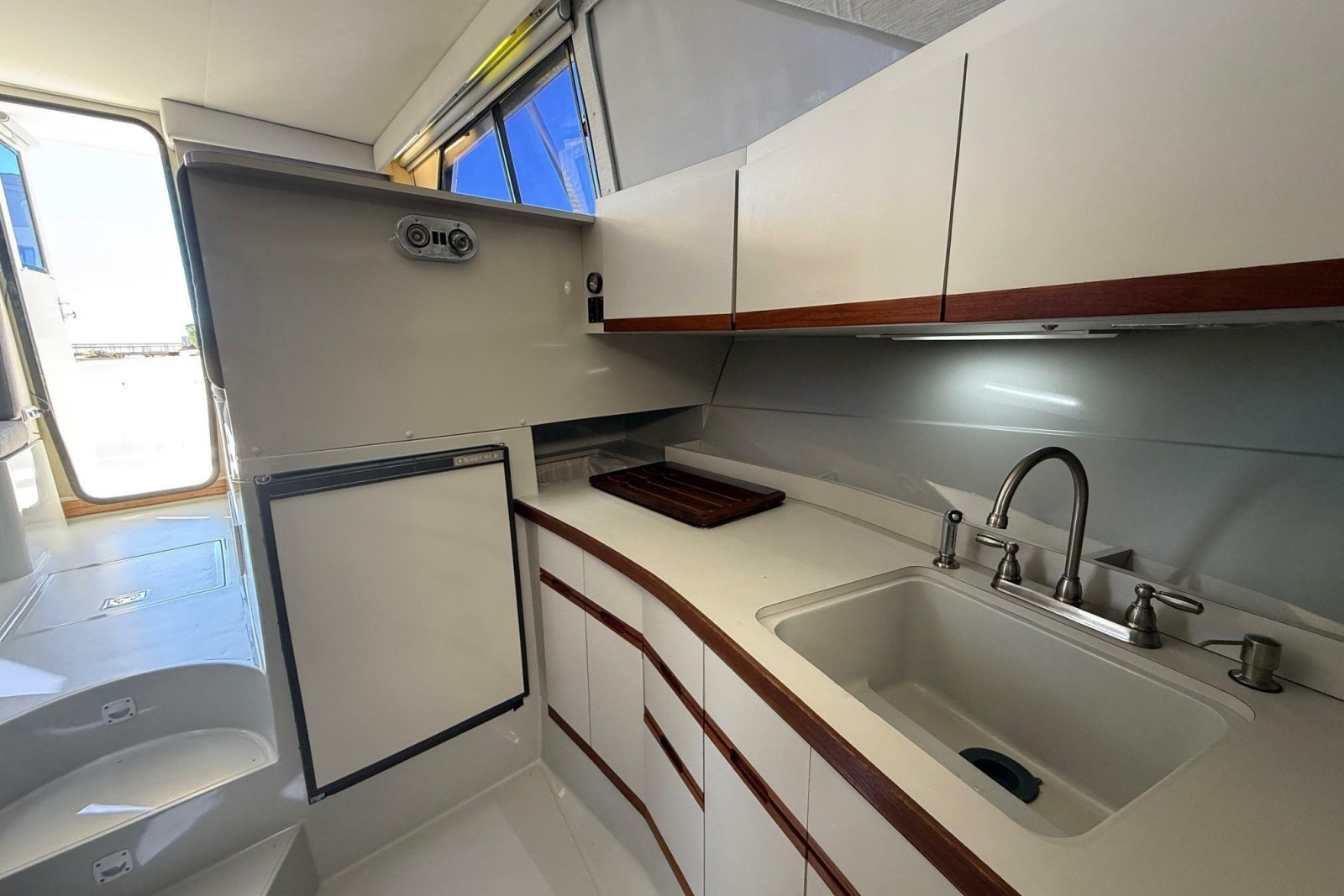 33ft Phoenix Yacht For Sale