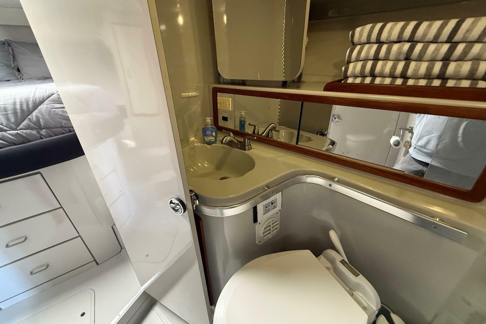 33ft Phoenix Yacht For Sale