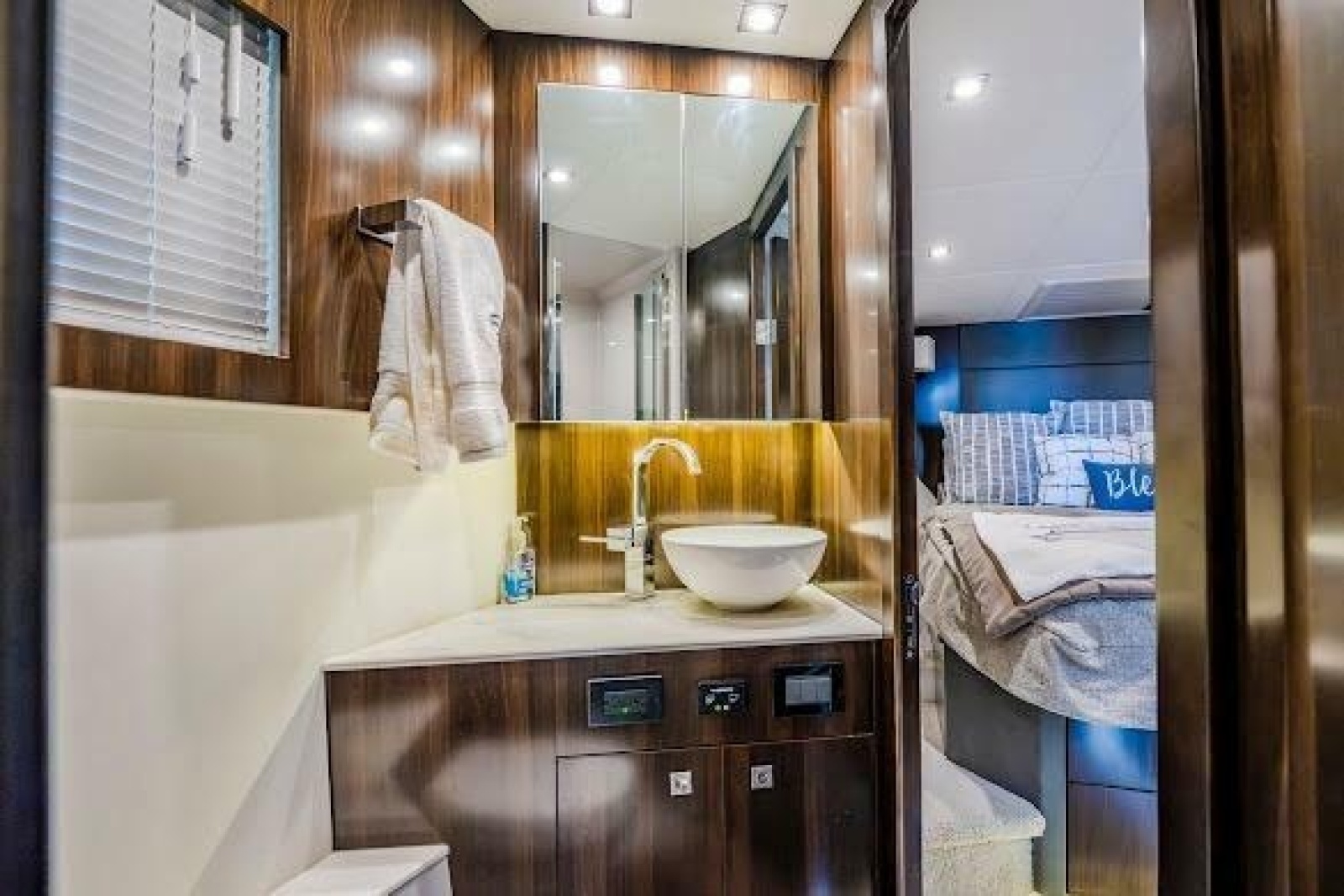 2023 Cruisers Yachts 42 Cantius