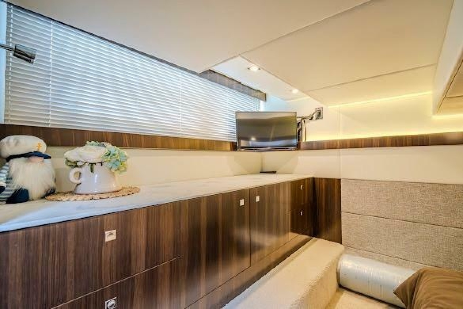 2023 Cruisers Yachts 42 Cantius