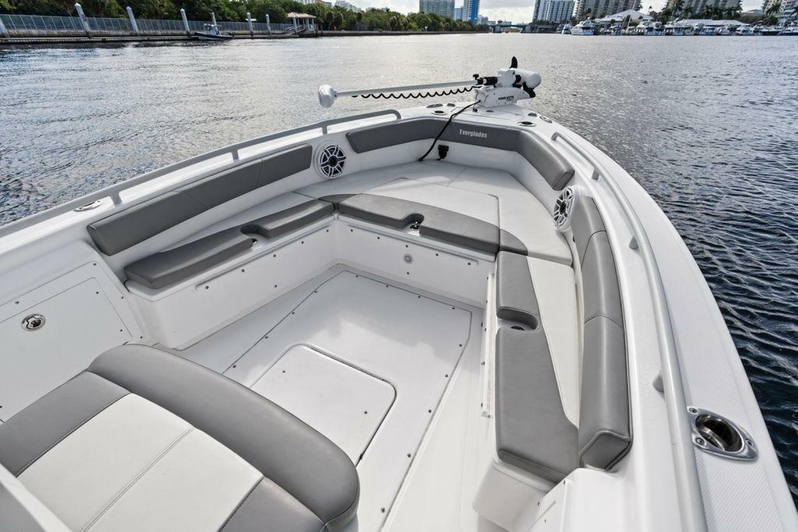2023 Everglades 243 Center Console