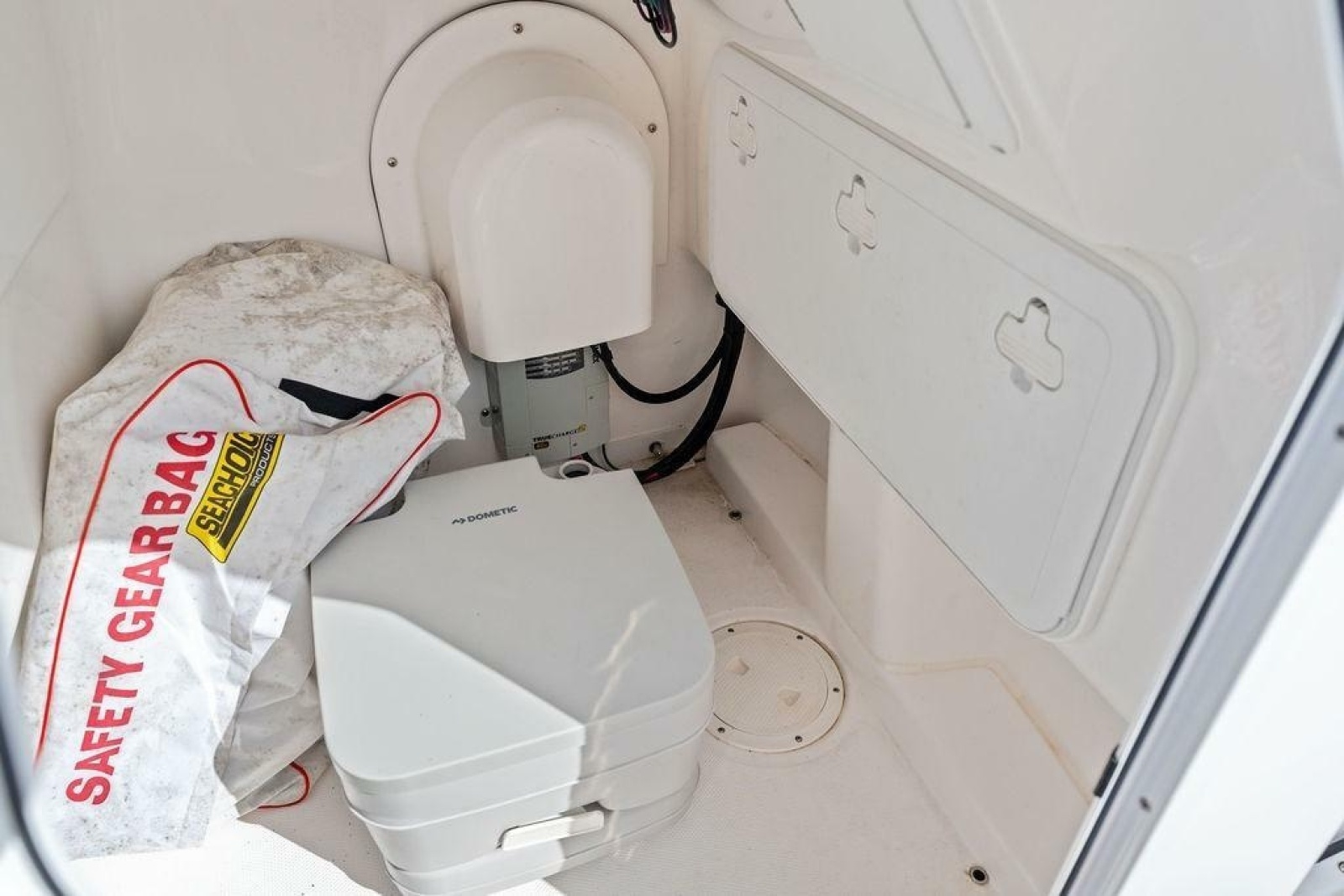 2023 Everglades 243 Center Console