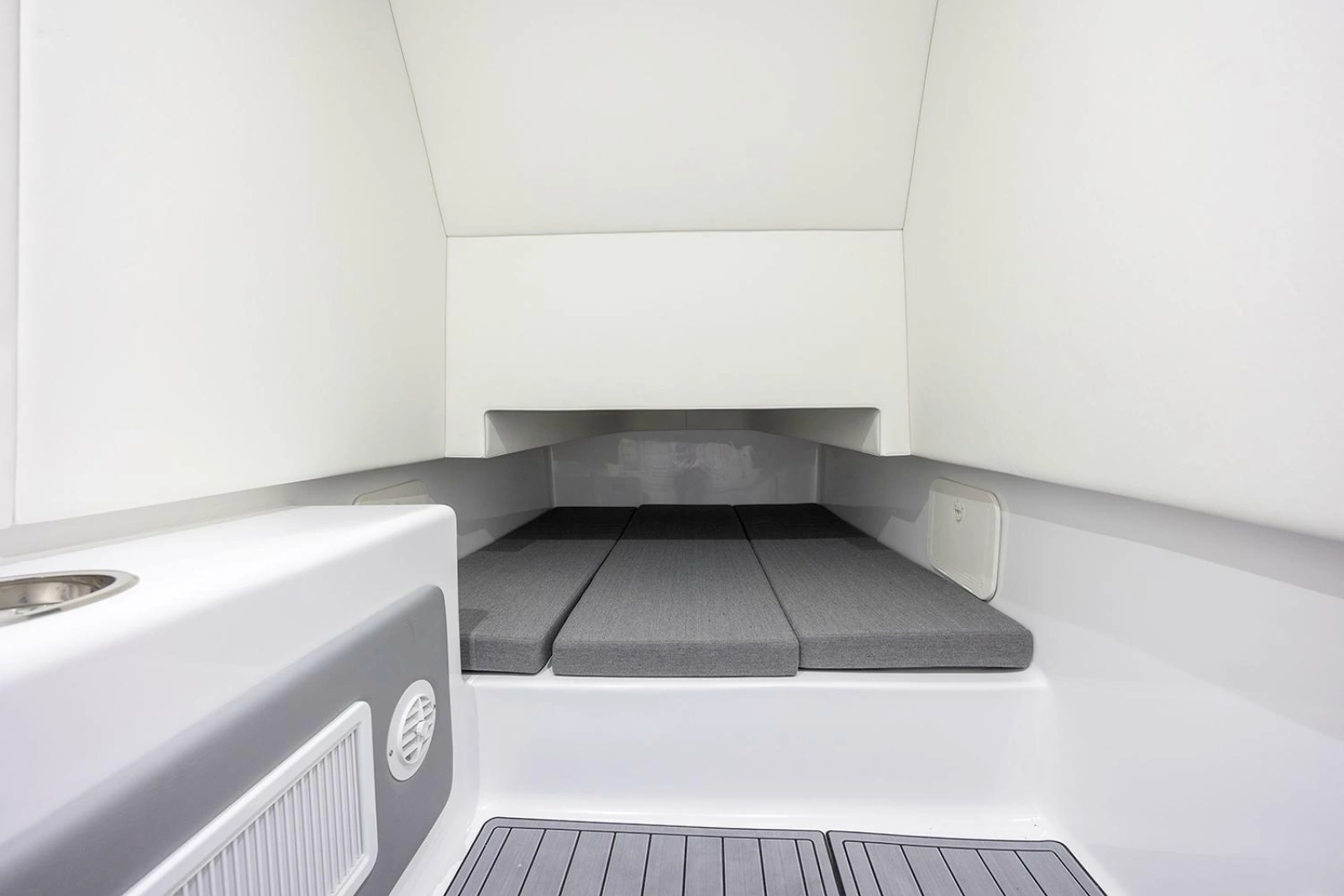 2023 Front Runner 39 Center Console