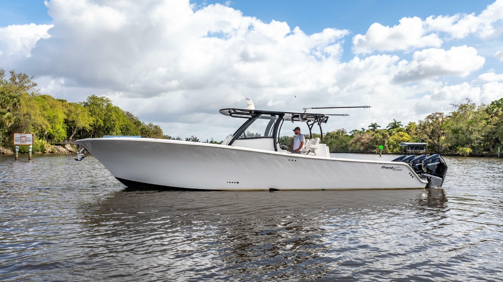 2023 Front Runner 39 Center Console