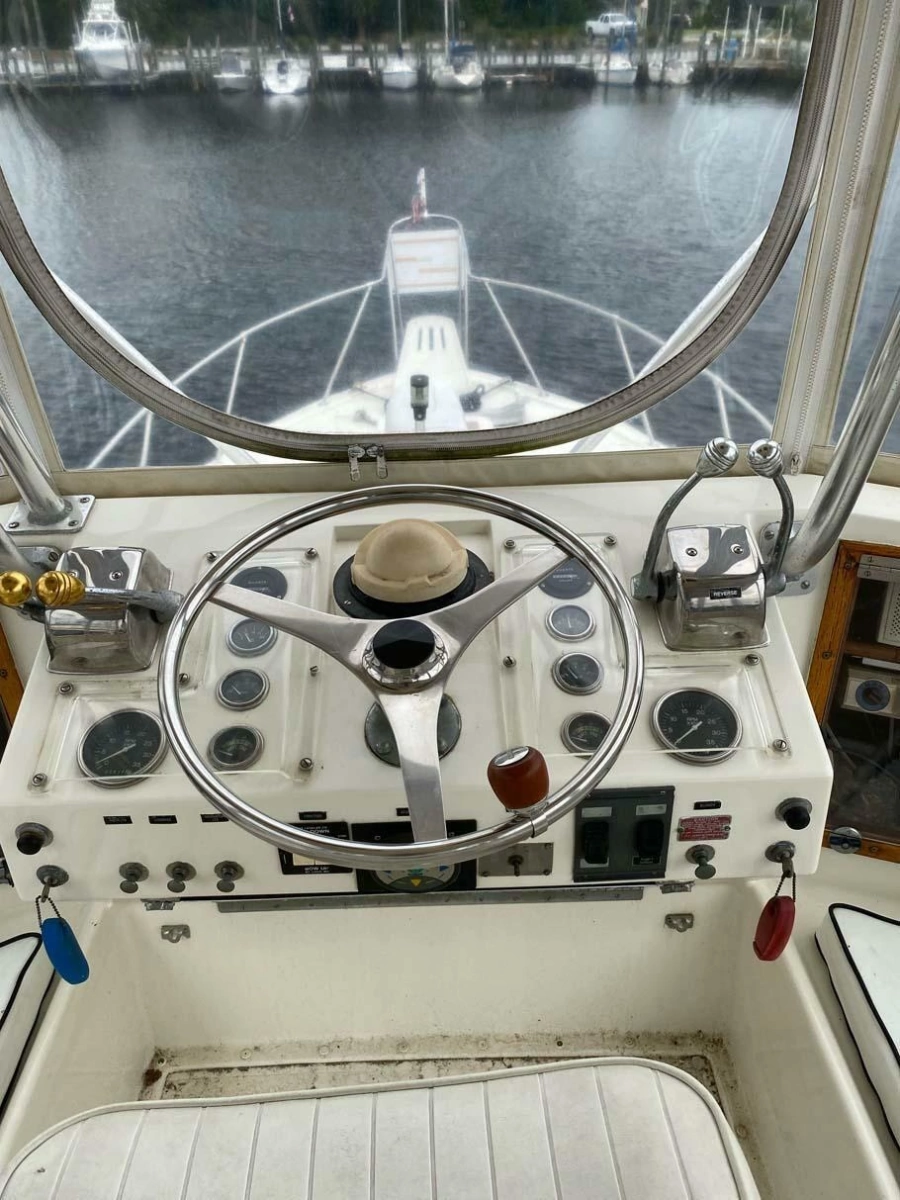 1975 Hatteras 36 Convertible