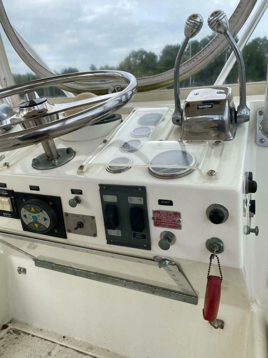 1975 Hatteras 36 Convertible