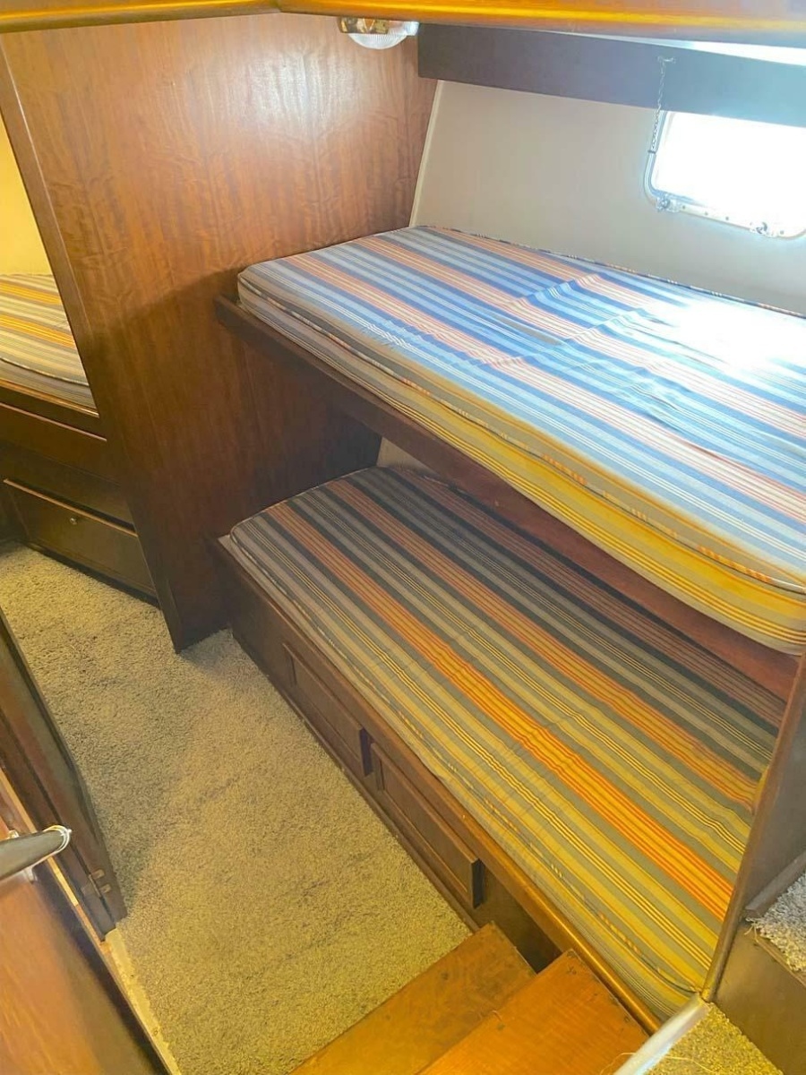 1975 Hatteras 36 Convertible