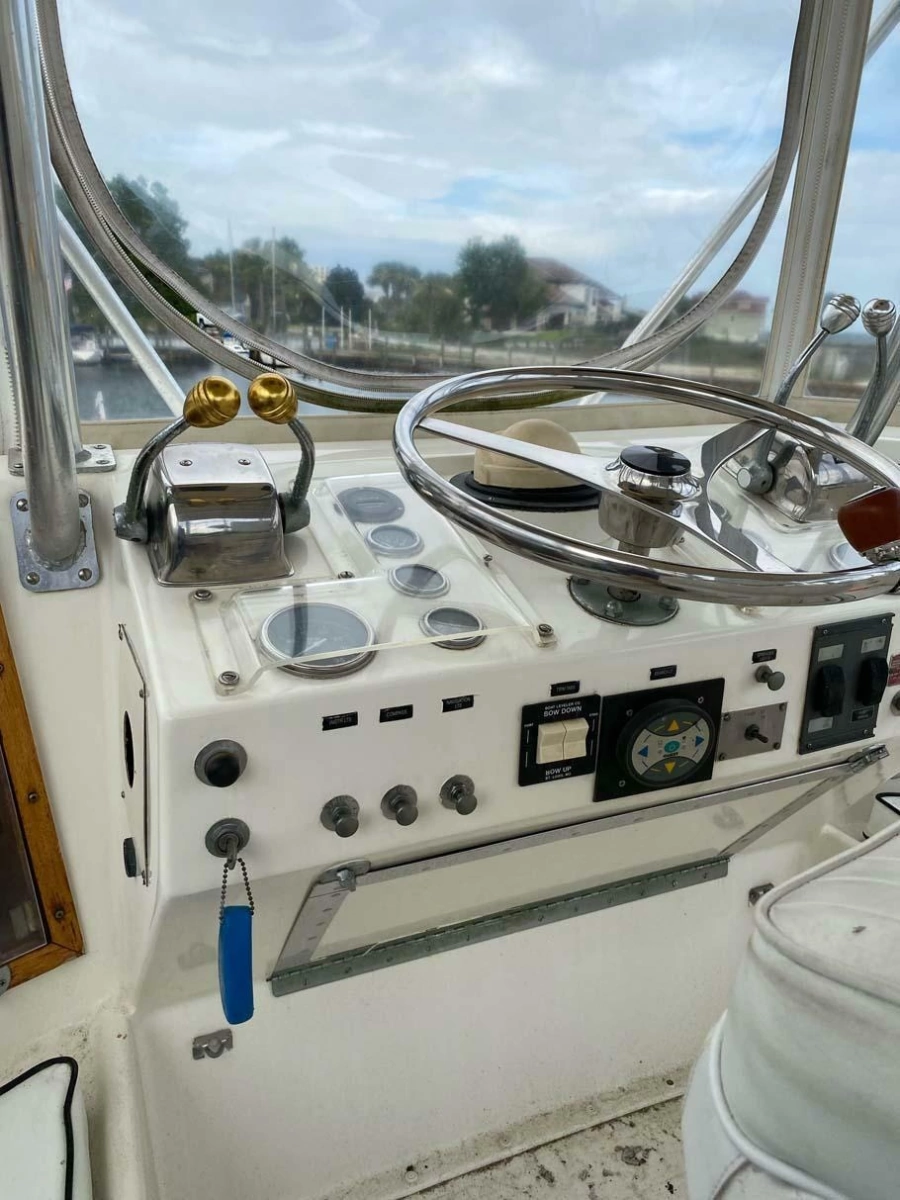 1975 Hatteras 36 Convertible