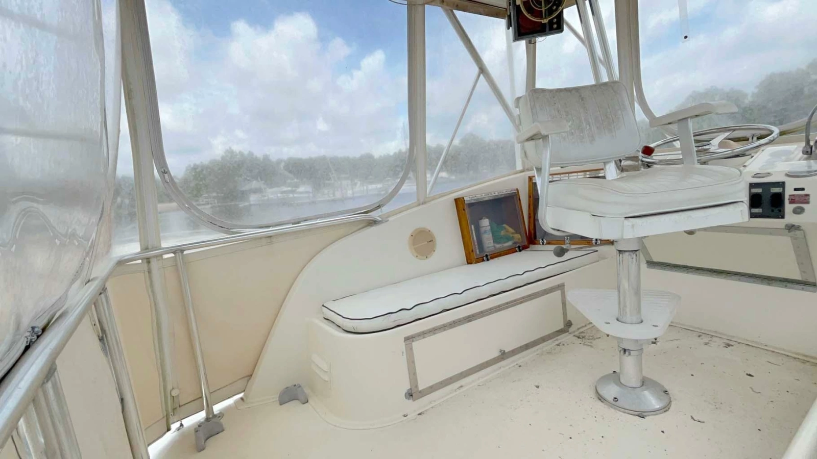 1975 Hatteras 36 Convertible