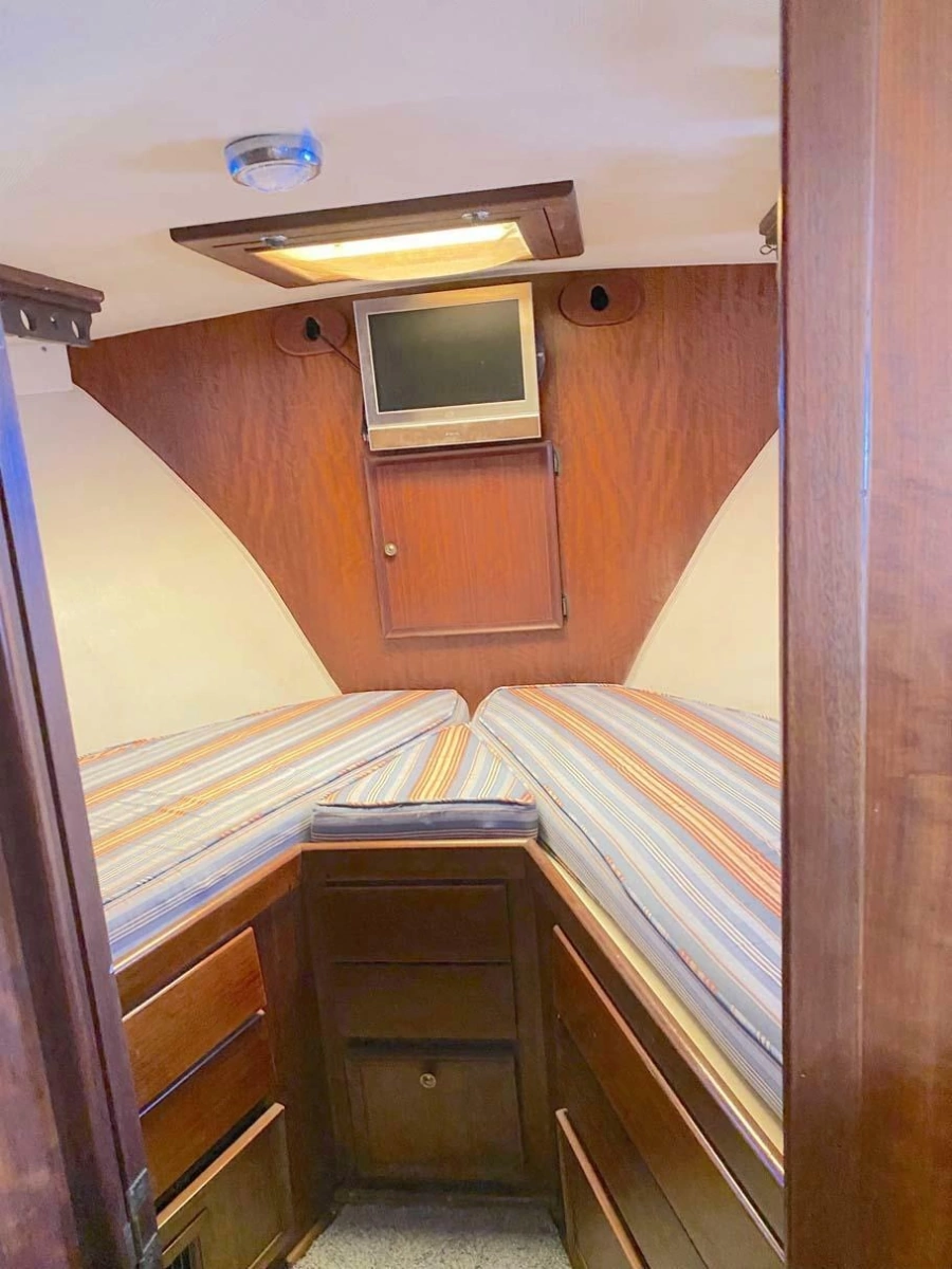 1975 Hatteras 36 Convertible