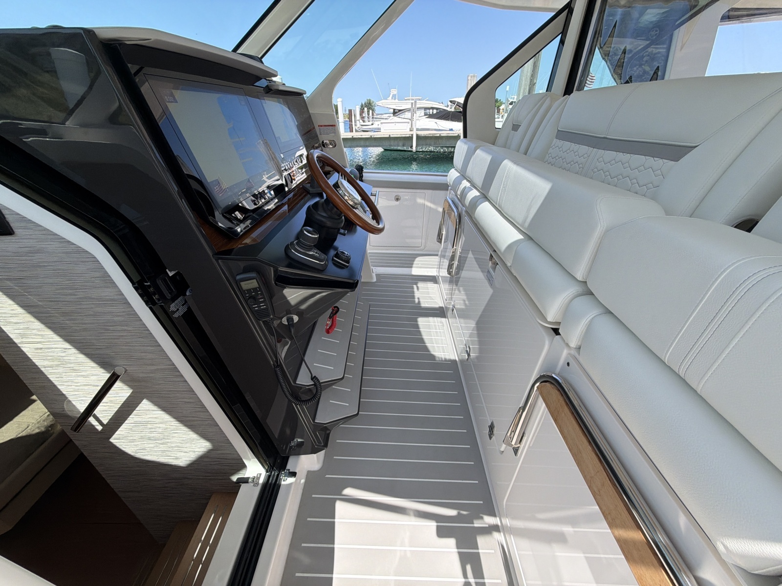2026 Tiara Yachts 48 LS